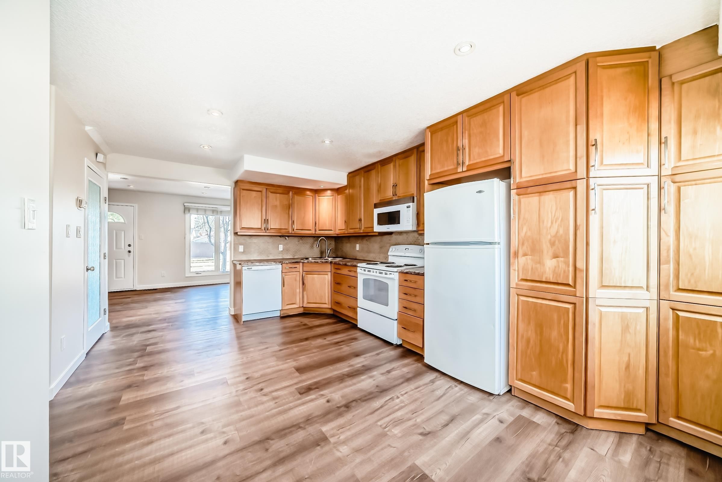 3139 109 Street, Edmonton, AB - Indoor Photo Showing Kitchen