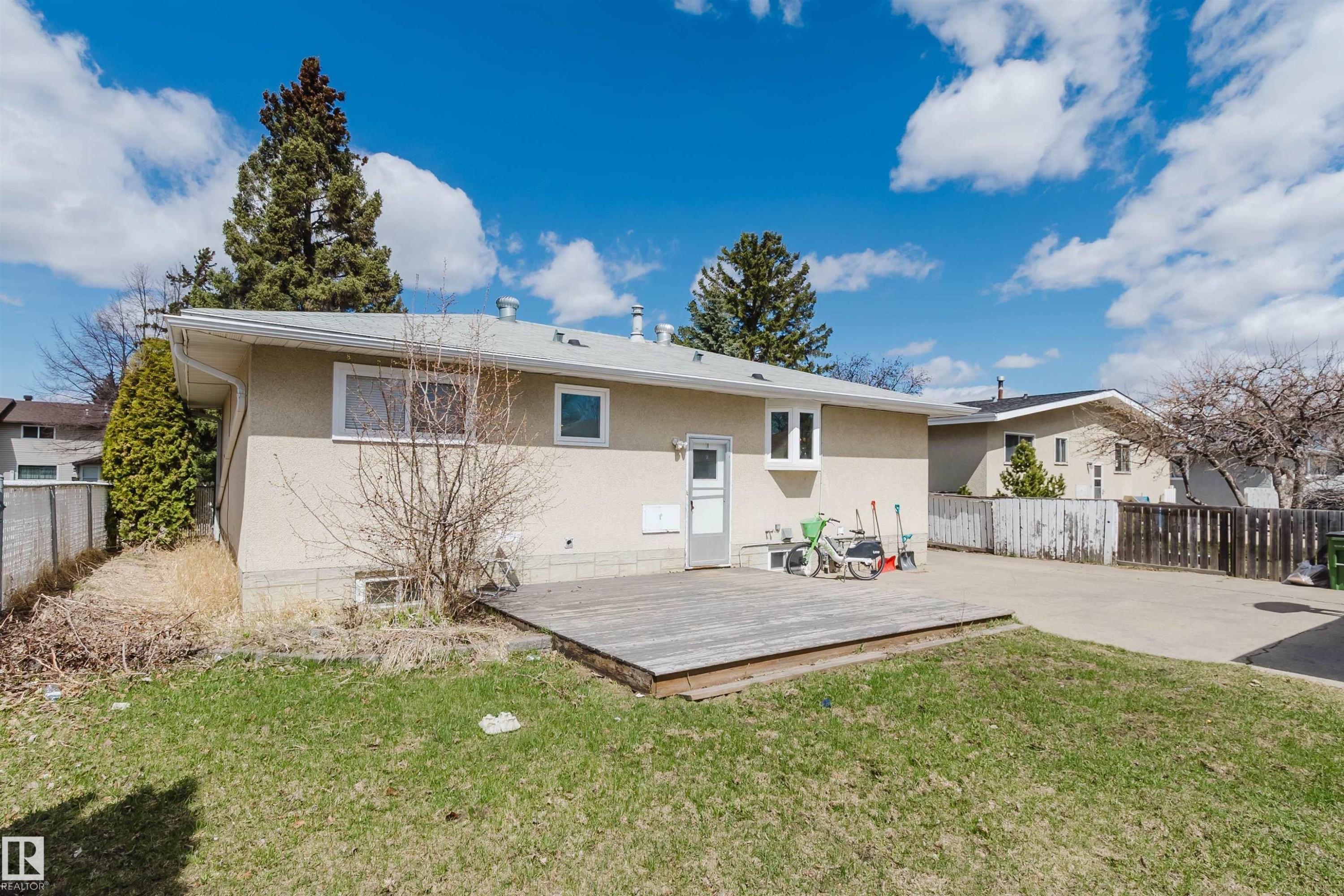Rear exterior with stucco siding and a composite shingle roof - 10519 36A Avenue, Edmonton, AB - Outdoor