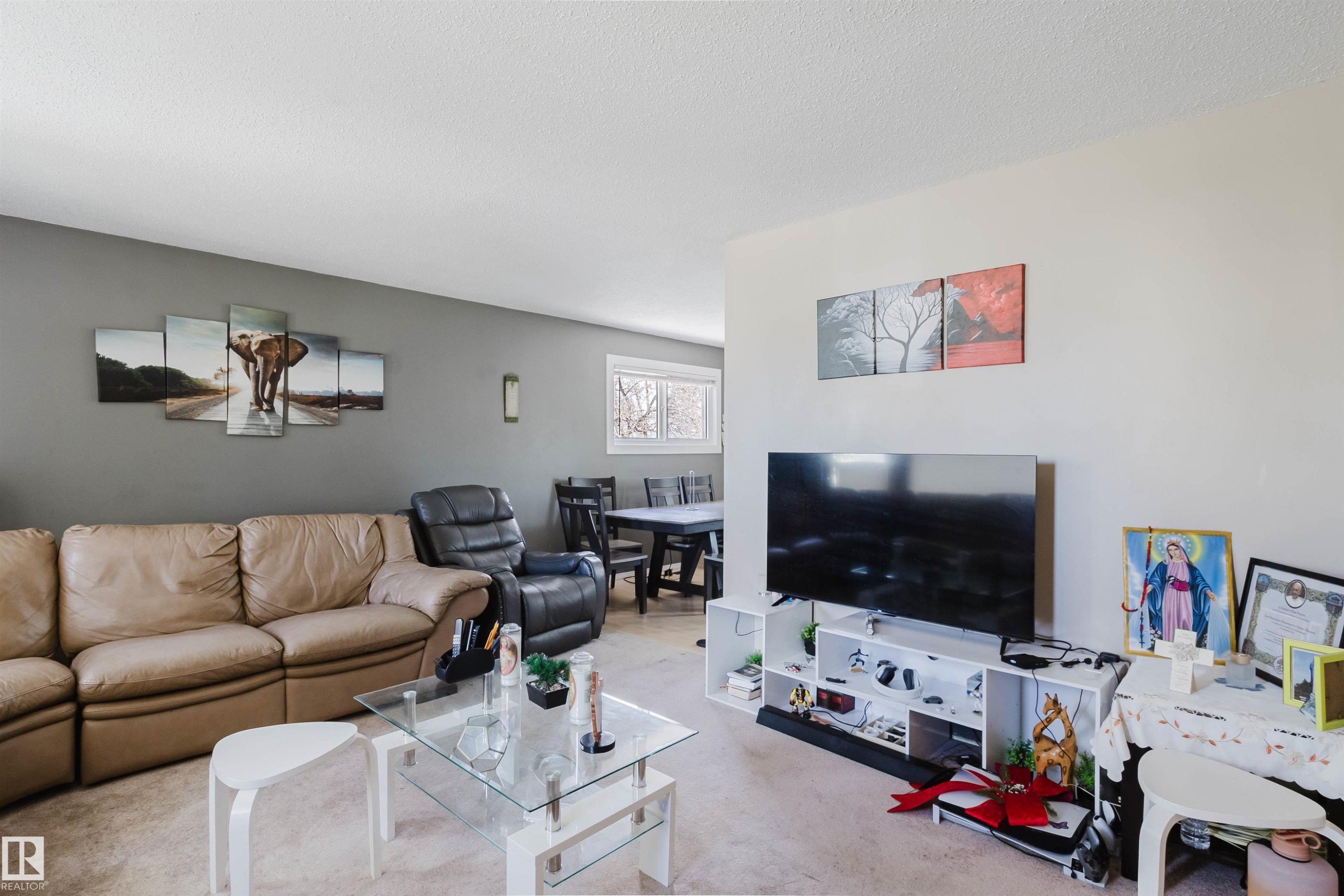 Living area featuring neutral wall tones and carpeted flooring - 10519 36A Avenue, Edmonton, AB - Indoor Photo Showing Living Room