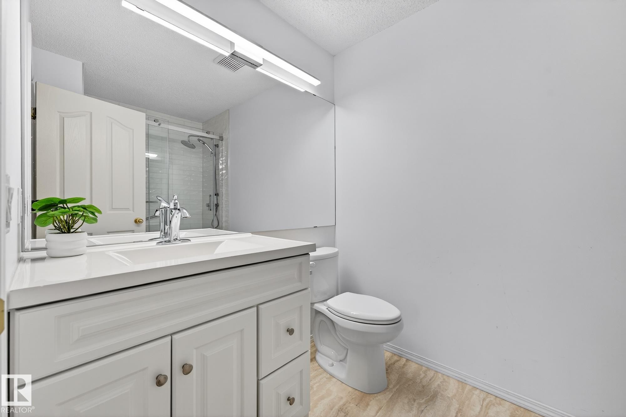 156 Oeming Road, Edmonton, AB - Indoor Photo Showing Bathroom