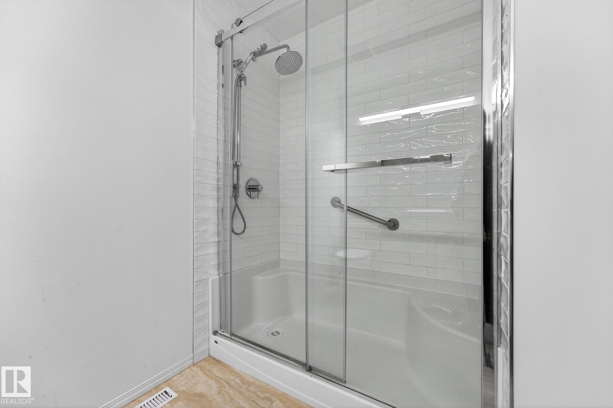 156 Oeming Road, Edmonton, AB - Indoor Photo Showing Bathroom