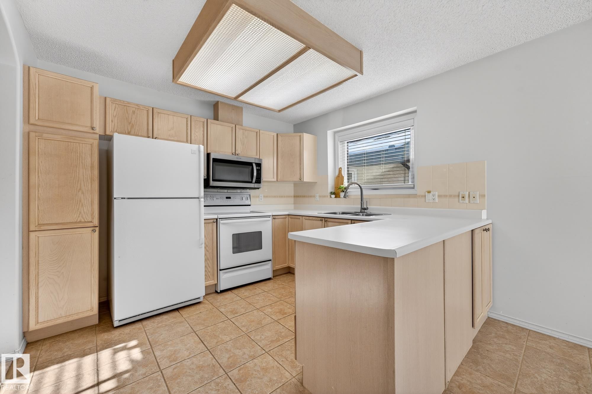 156 Oeming Road, Edmonton, AB - Indoor Photo Showing Kitchen