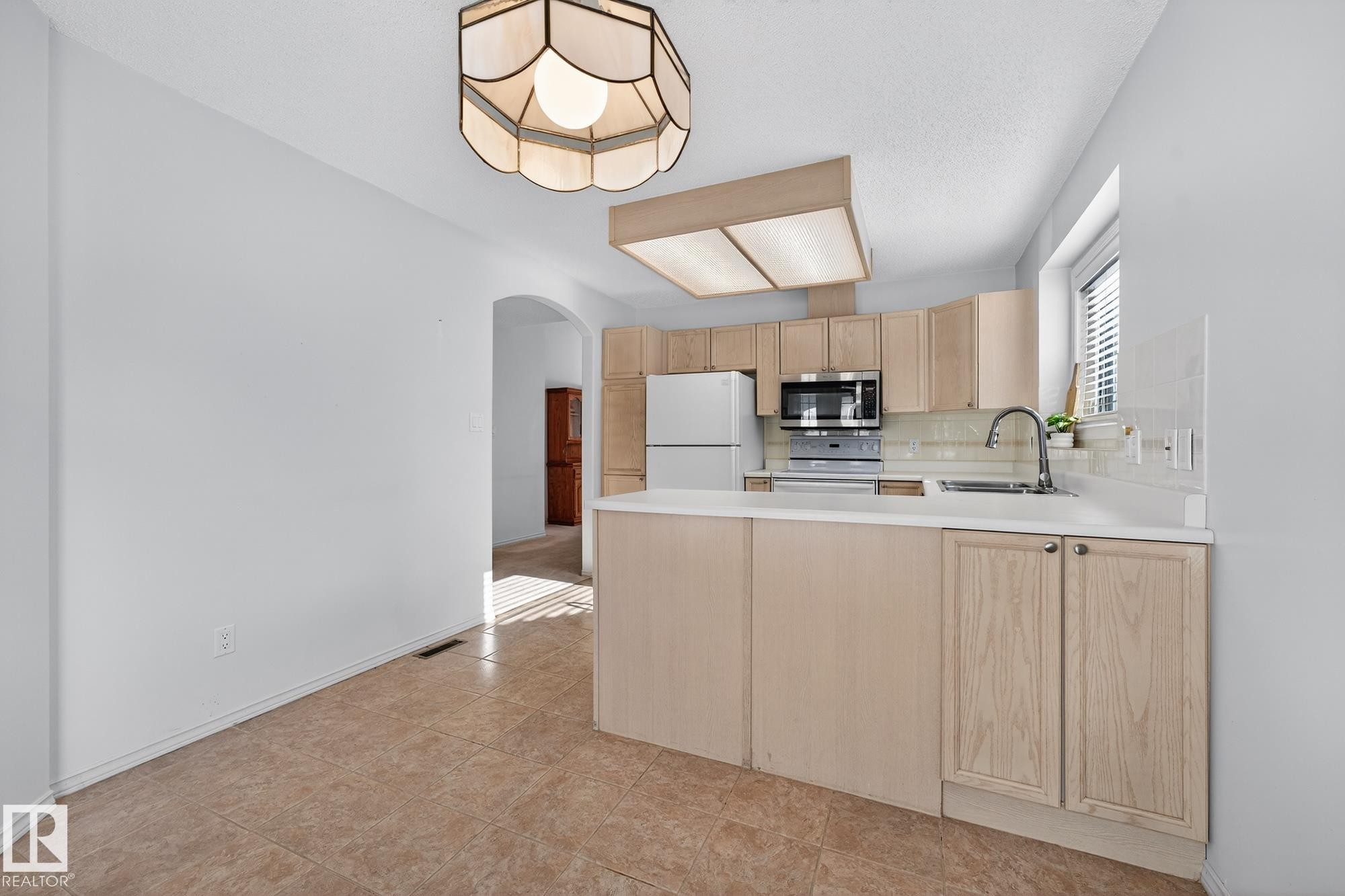 156 Oeming Road, Edmonton, AB - Indoor Photo Showing Kitchen