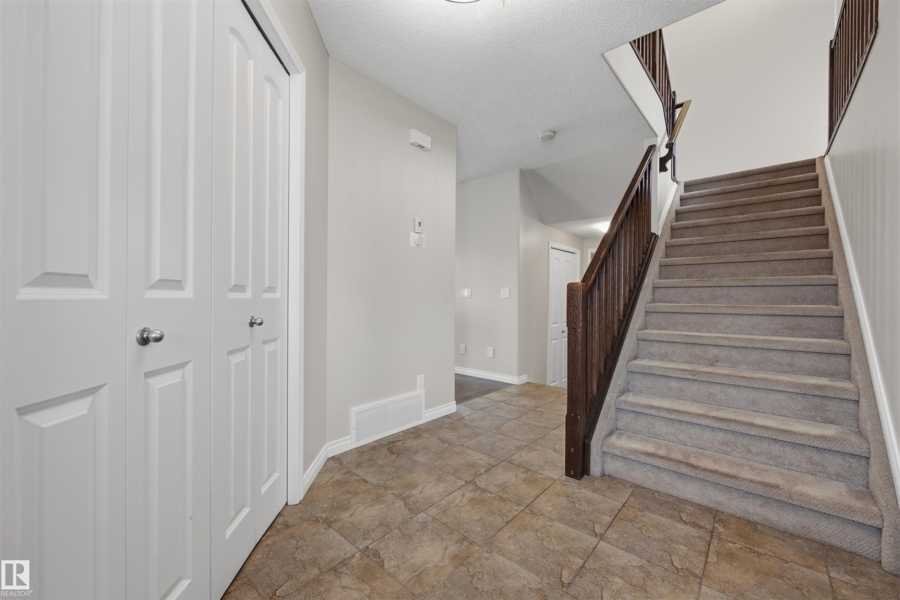 Entrance foyer. - 20813 96A Avenue, Edmonton, AB - Indoor Photo Showing Other Room