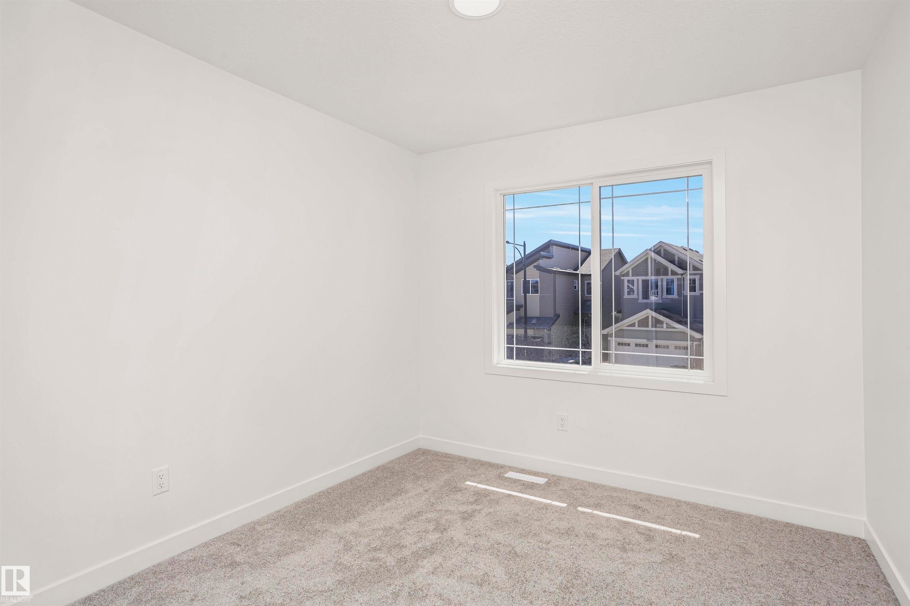 Room featuring light gray carpet flooring, white baseboards, and white walls - 9552 Carson Bend Bend, Edmonton, AB - Indoor Photo Showing Other Room