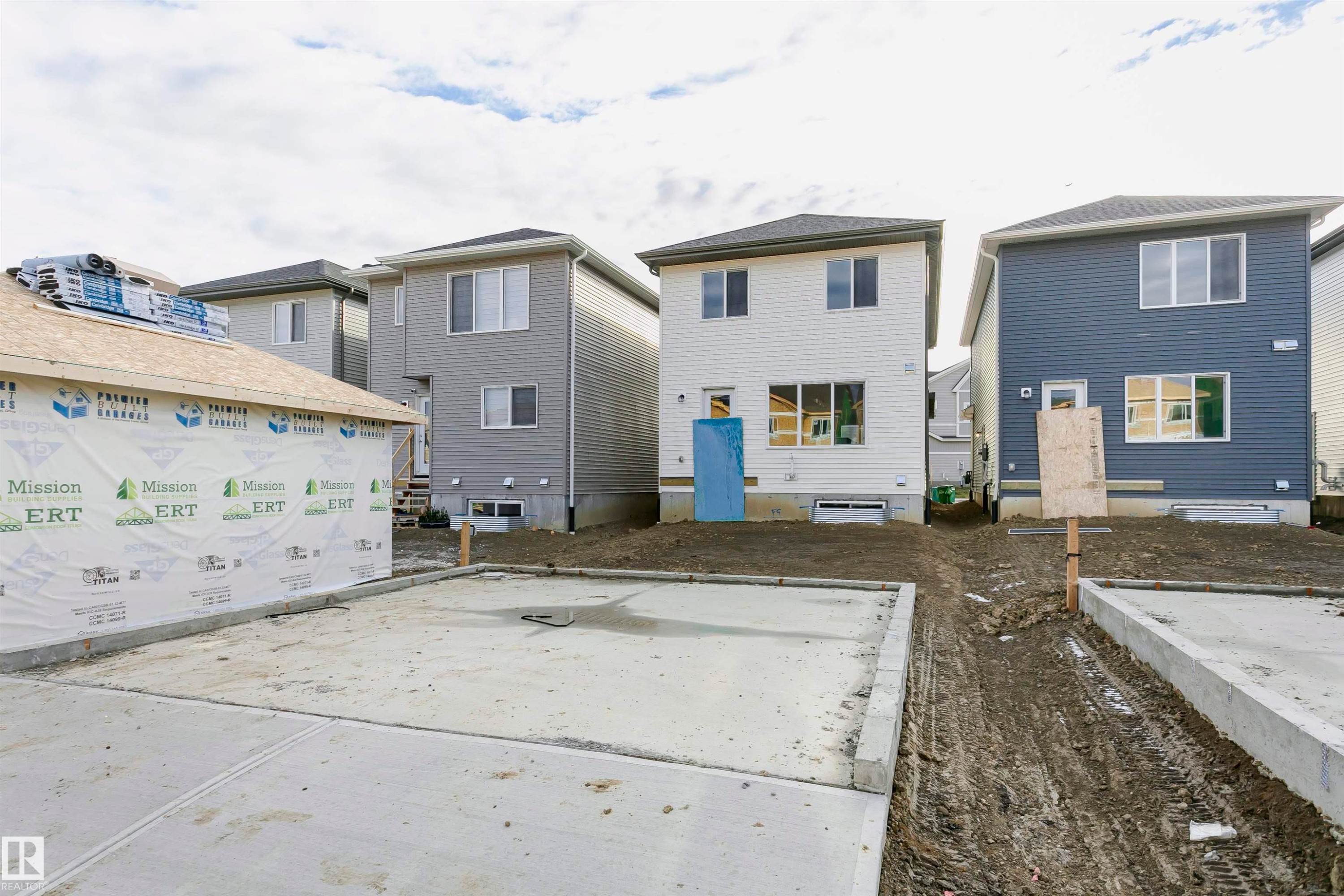 New construction with a poured concrete foundation and a partially framed accessory dwelling unit - 9564 Carson Bend Bend, Edmonton, AB - Outdoor