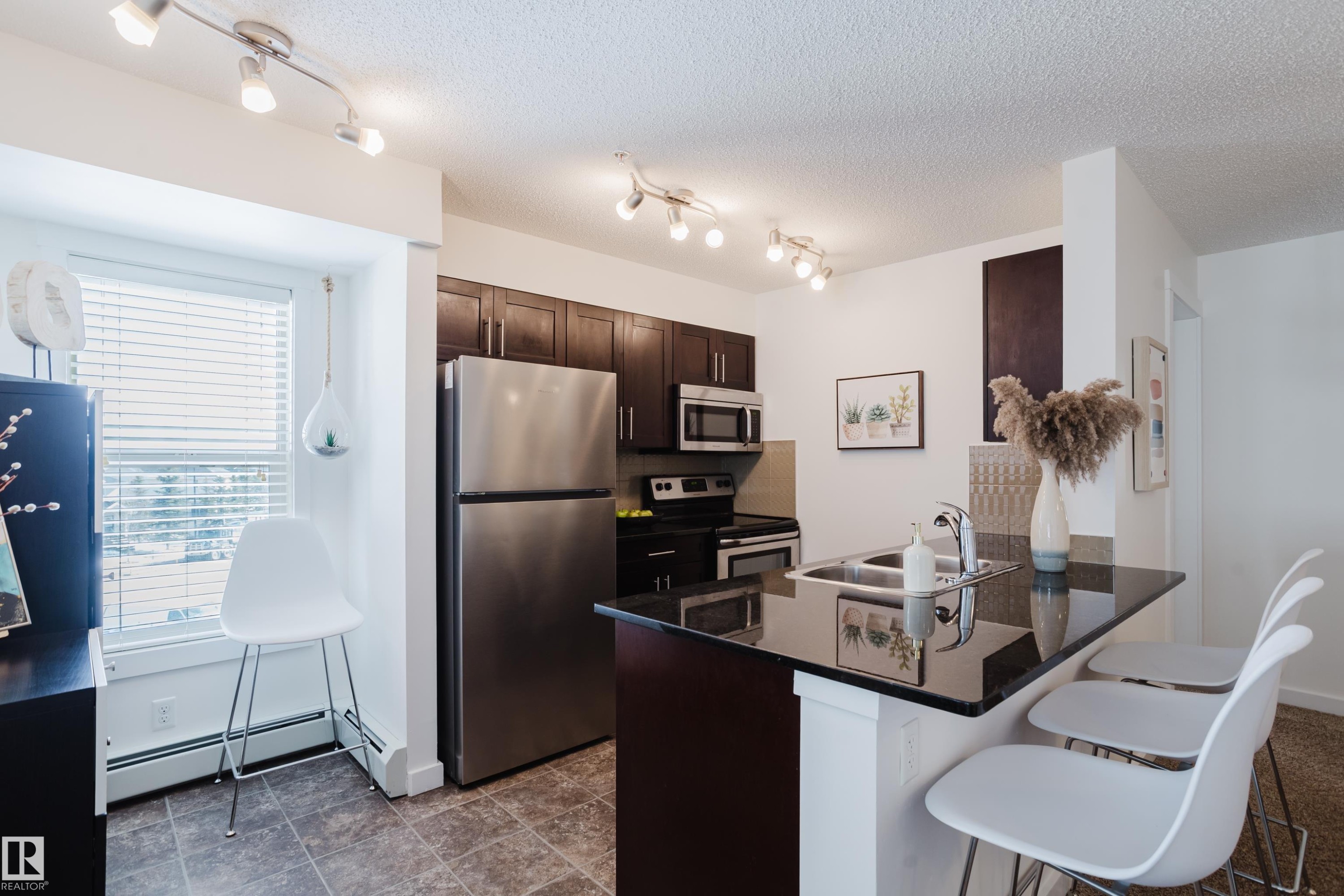 319 5804 Mullen Place, Edmonton, AB - Indoor Photo Showing Kitchen