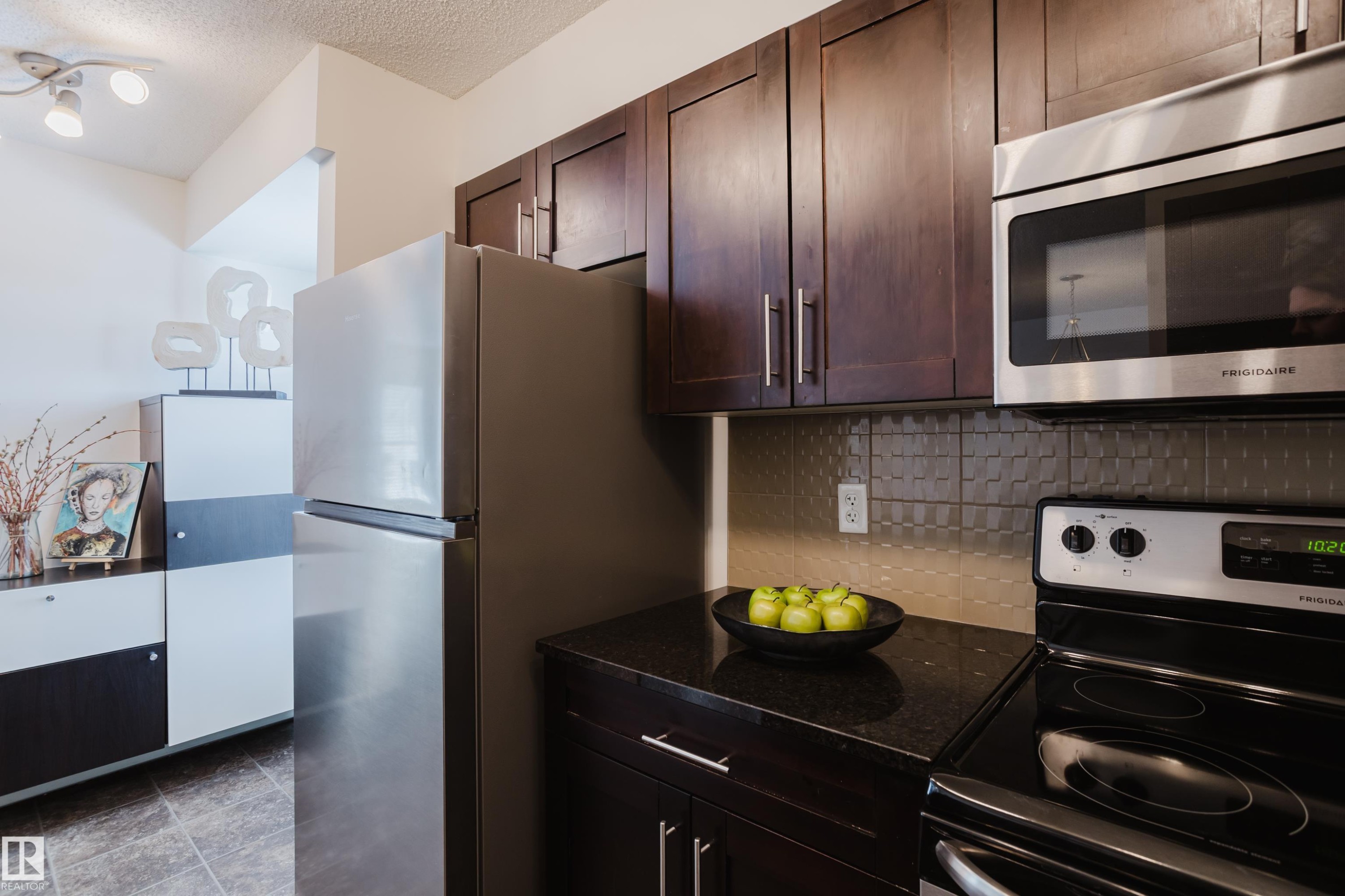 319 5804 Mullen Place, Edmonton, AB - Indoor Photo Showing Kitchen