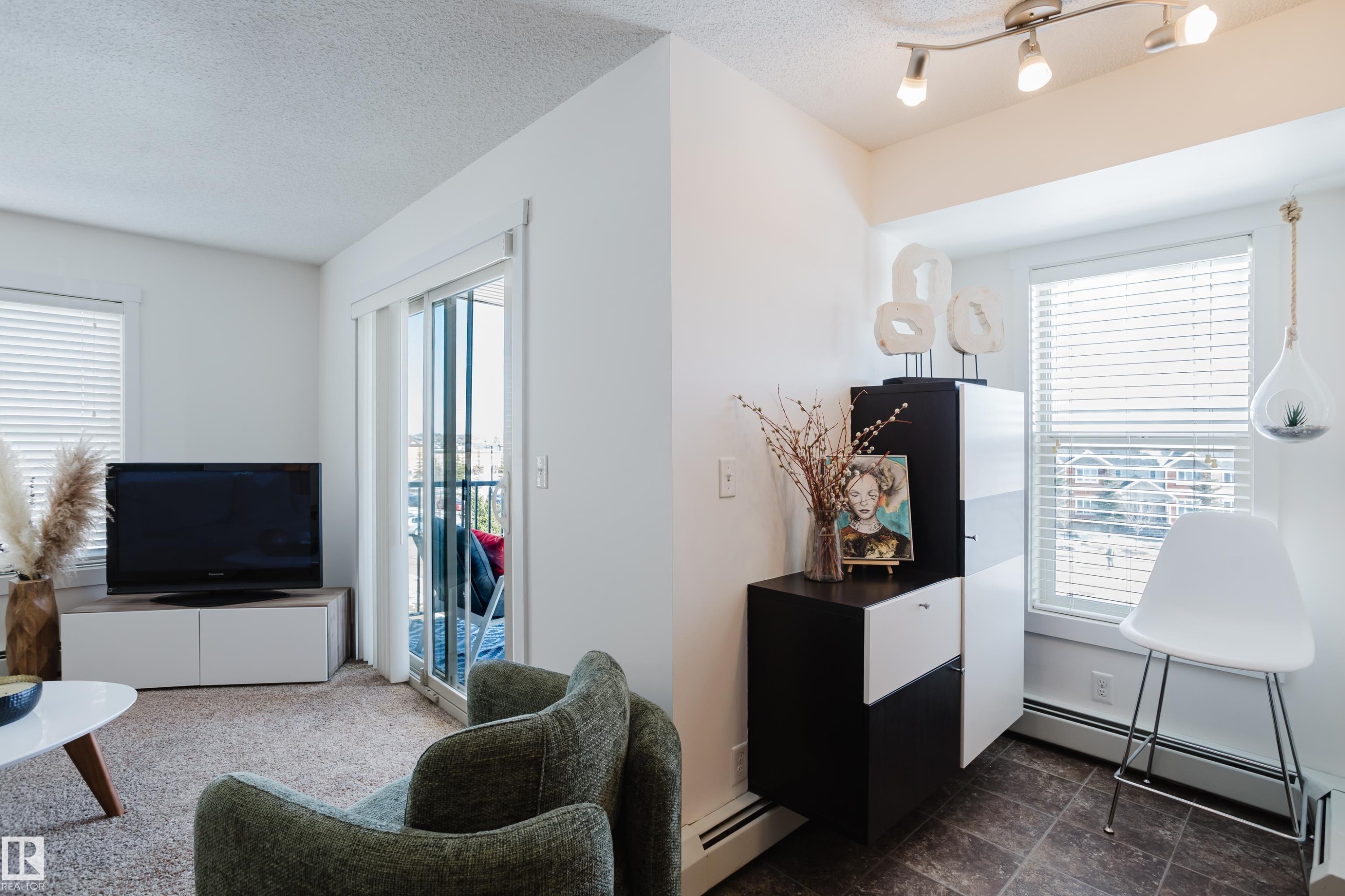 319 5804 Mullen Place, Edmonton, AB - Indoor Photo Showing Living Room