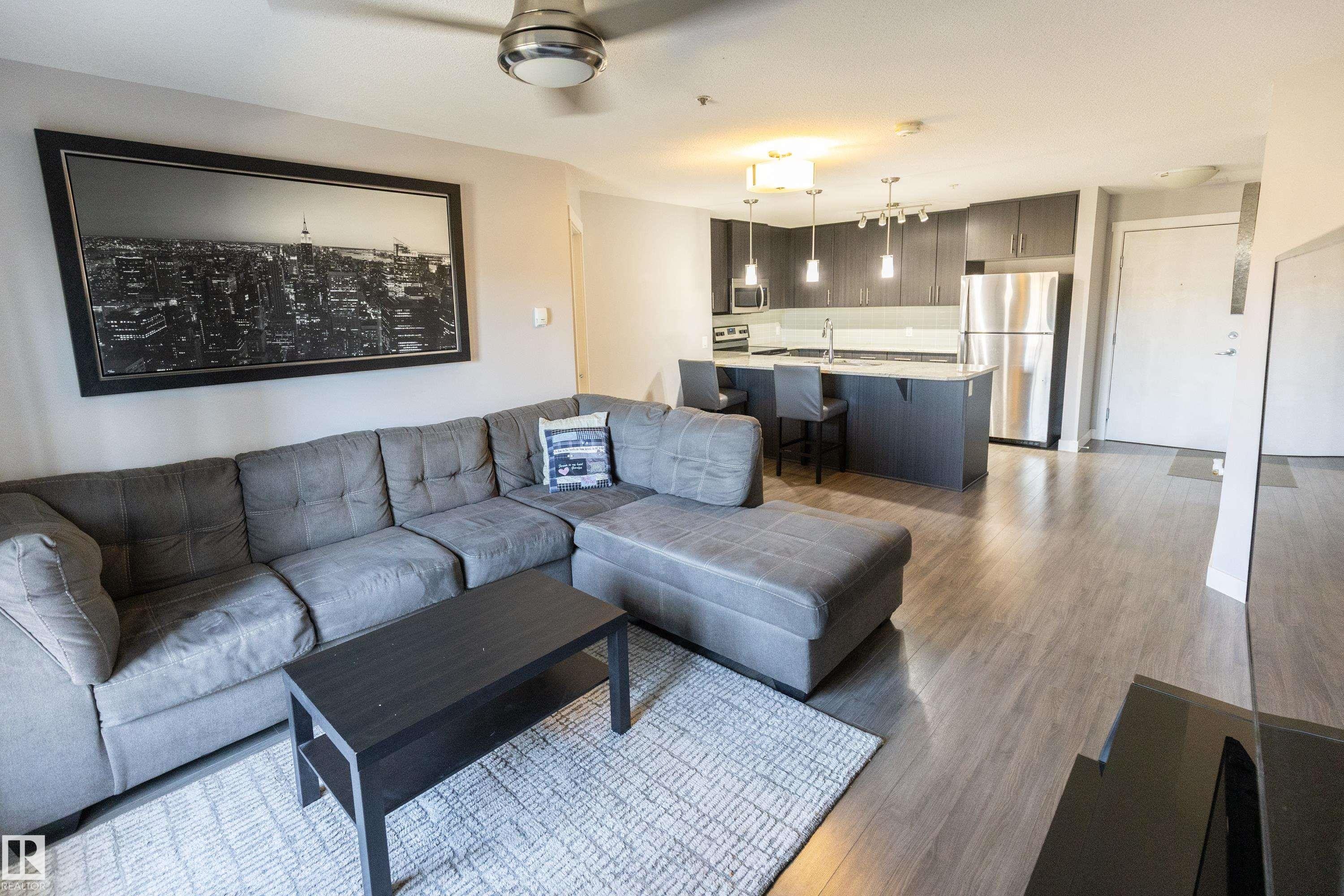 107 3670 139 Avenue, Edmonton, AB - Indoor Photo Showing Living Room