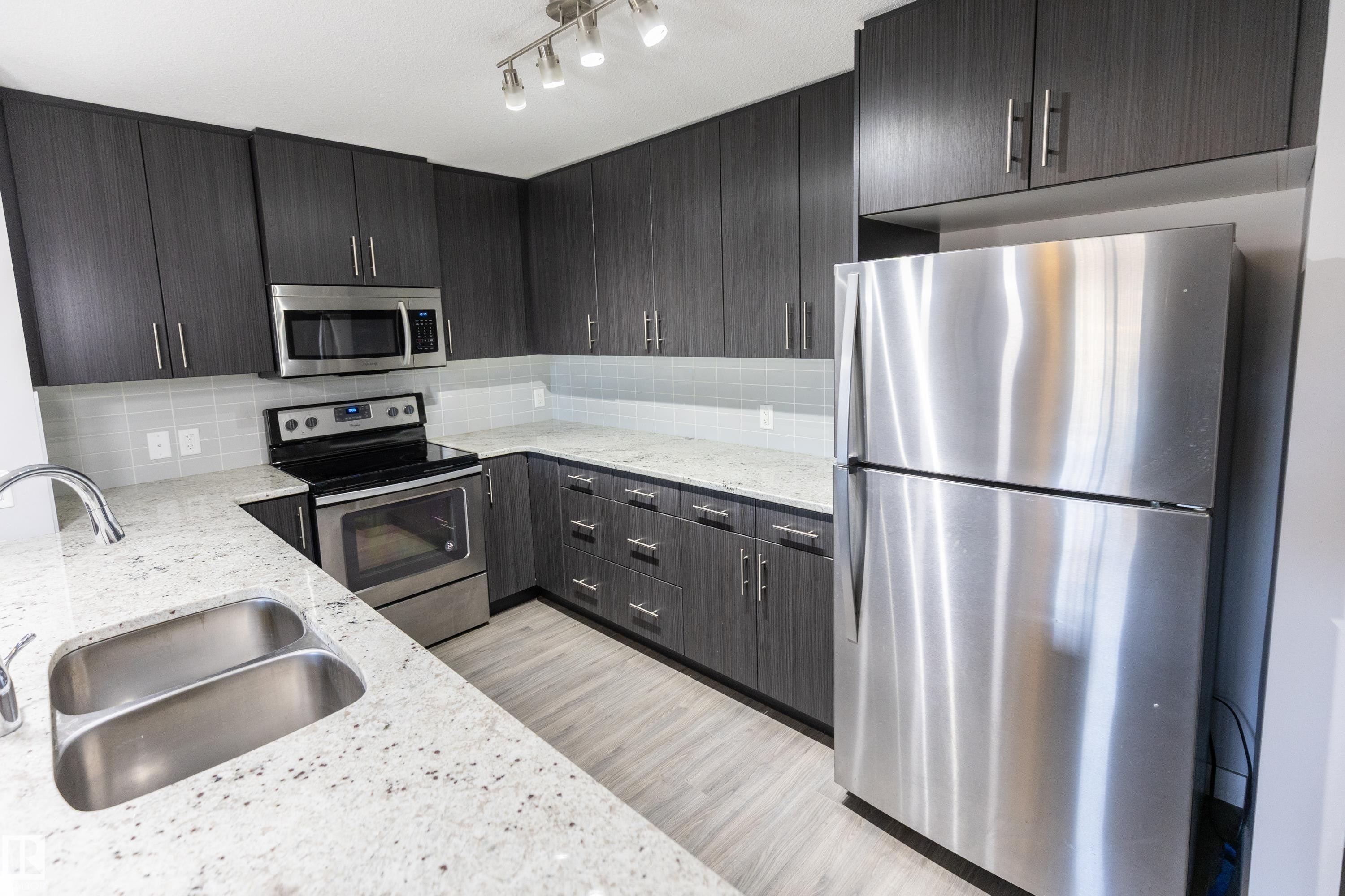 107 3670 139 Avenue, Edmonton, AB - Indoor Photo Showing Kitchen With Stainless Steel Kitchen With Double Sink With Upgraded Kitchen
