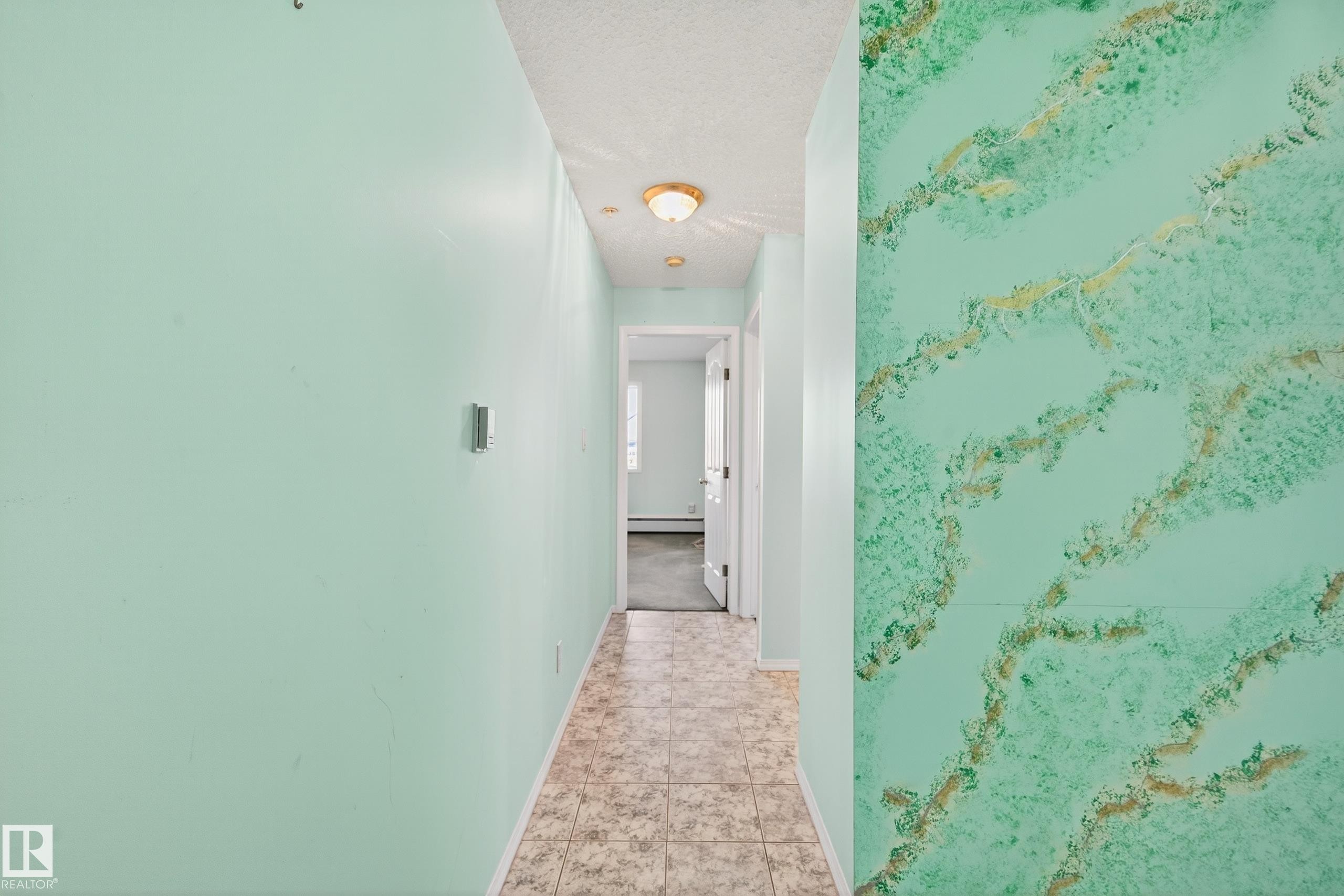 301 10511 42 Avenue, Edmonton, AB - Indoor