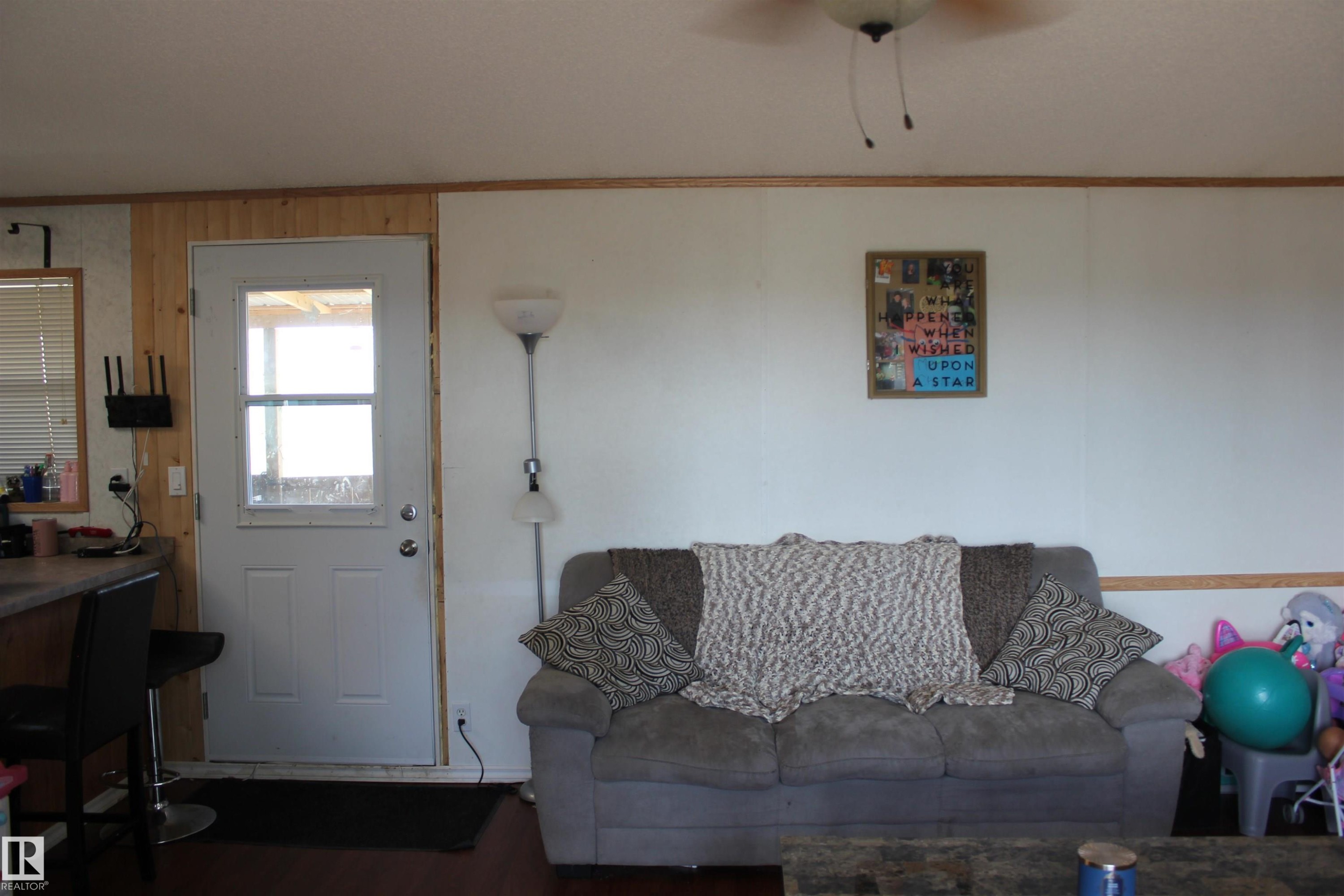 4610 51 Avenue, Myrnam, AB - Indoor Photo Showing Living Room