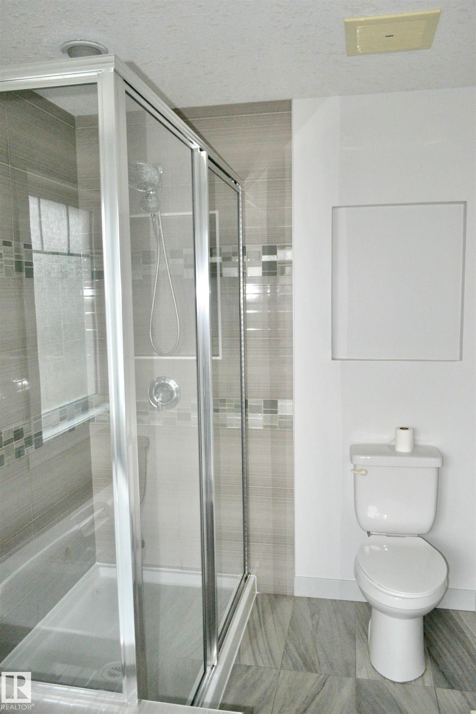 8950 81 Avenue, Edmonton, AB - Indoor Photo Showing Bathroom