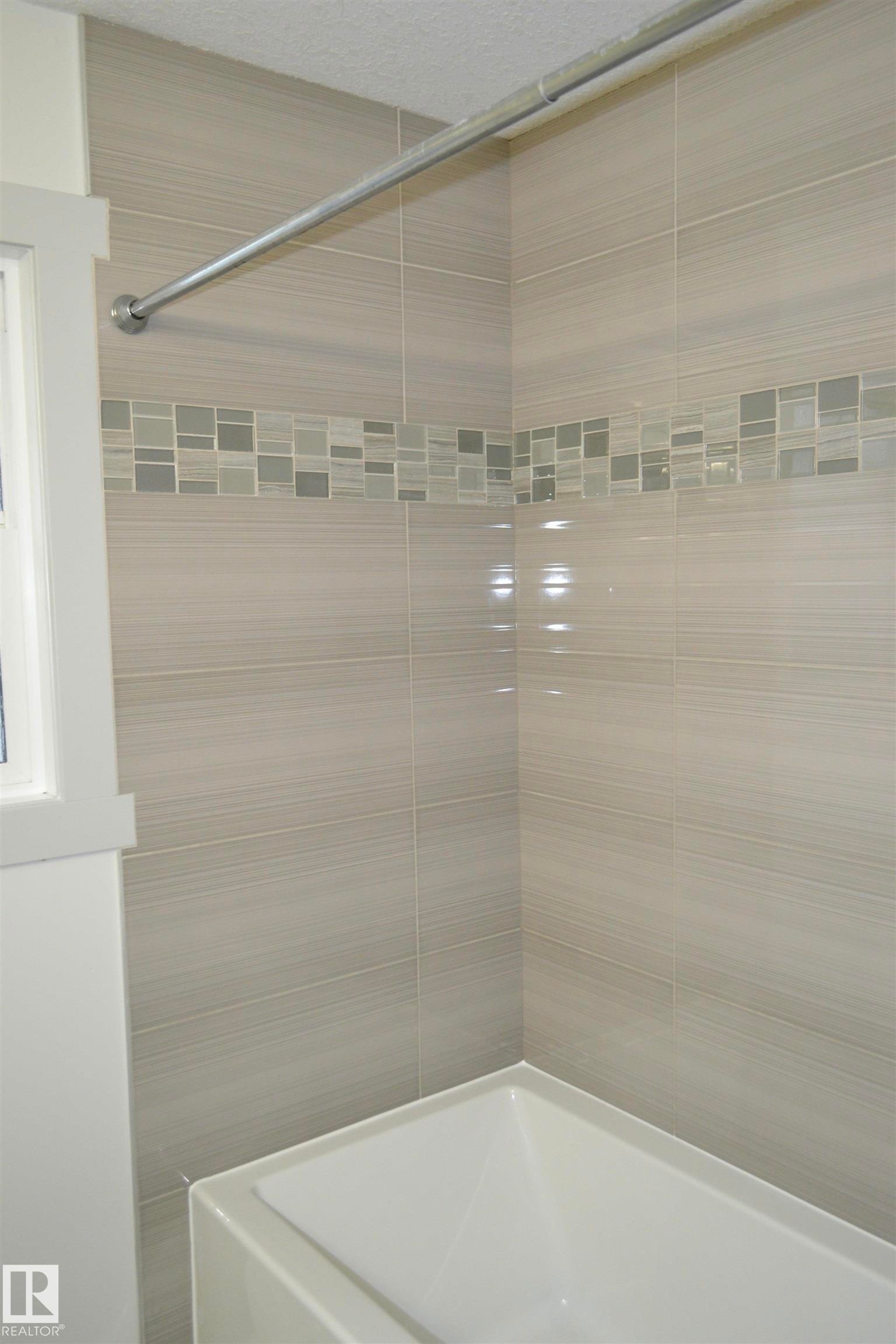8950 81 Avenue, Edmonton, AB - Indoor Photo Showing Bathroom