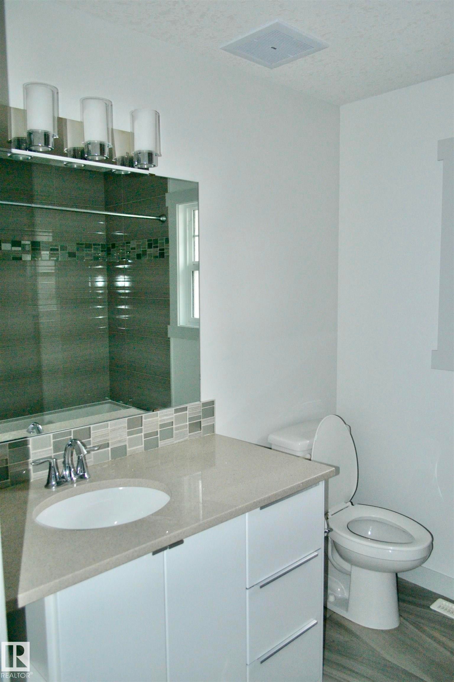 8950 81 Avenue, Edmonton, AB - Indoor Photo Showing Bathroom