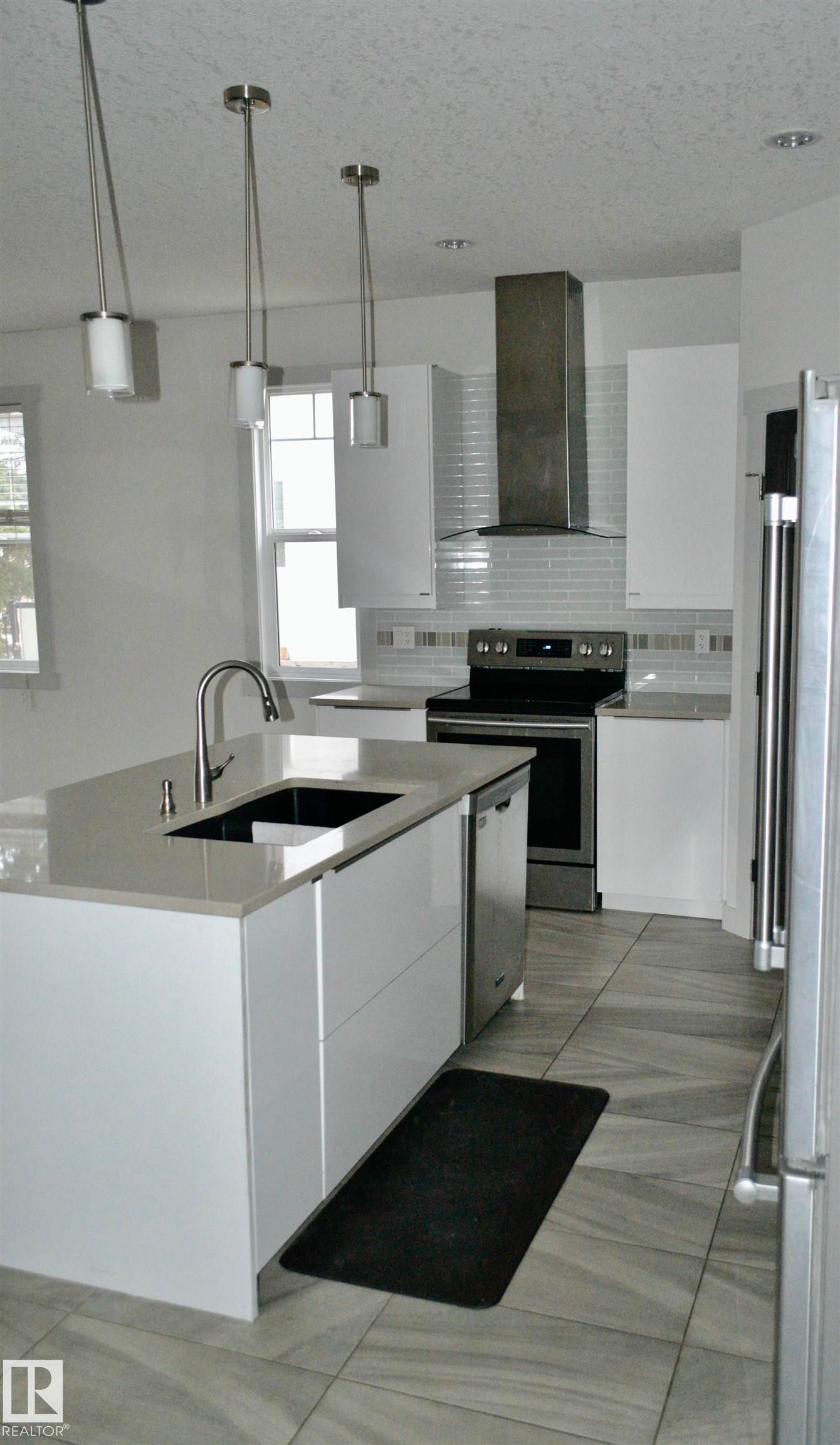8950 81 Avenue, Edmonton, AB - Indoor Photo Showing Kitchen With Upgraded Kitchen