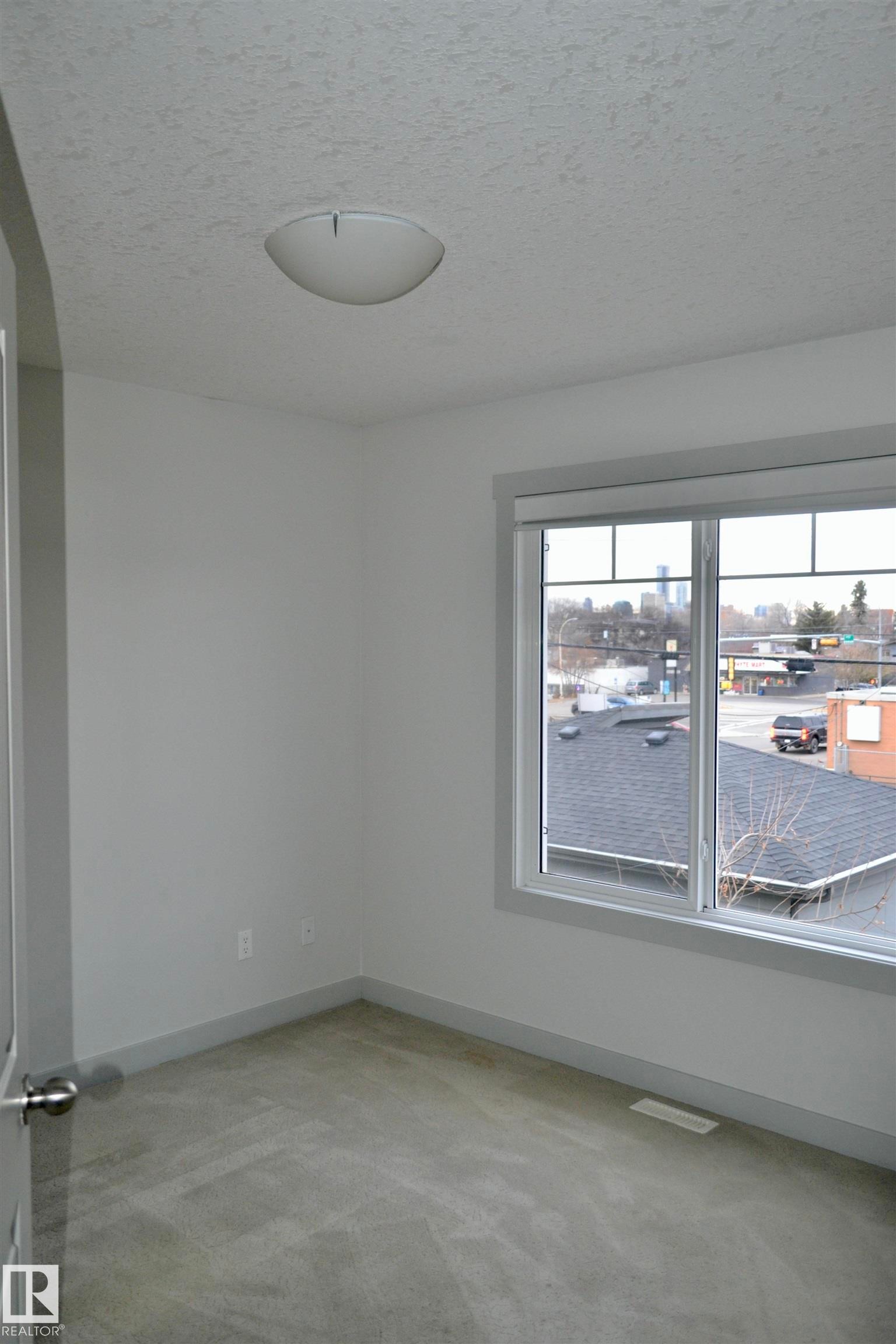 8952 81 Avenue, Edmonton, AB - Indoor Photo Showing Other Room
