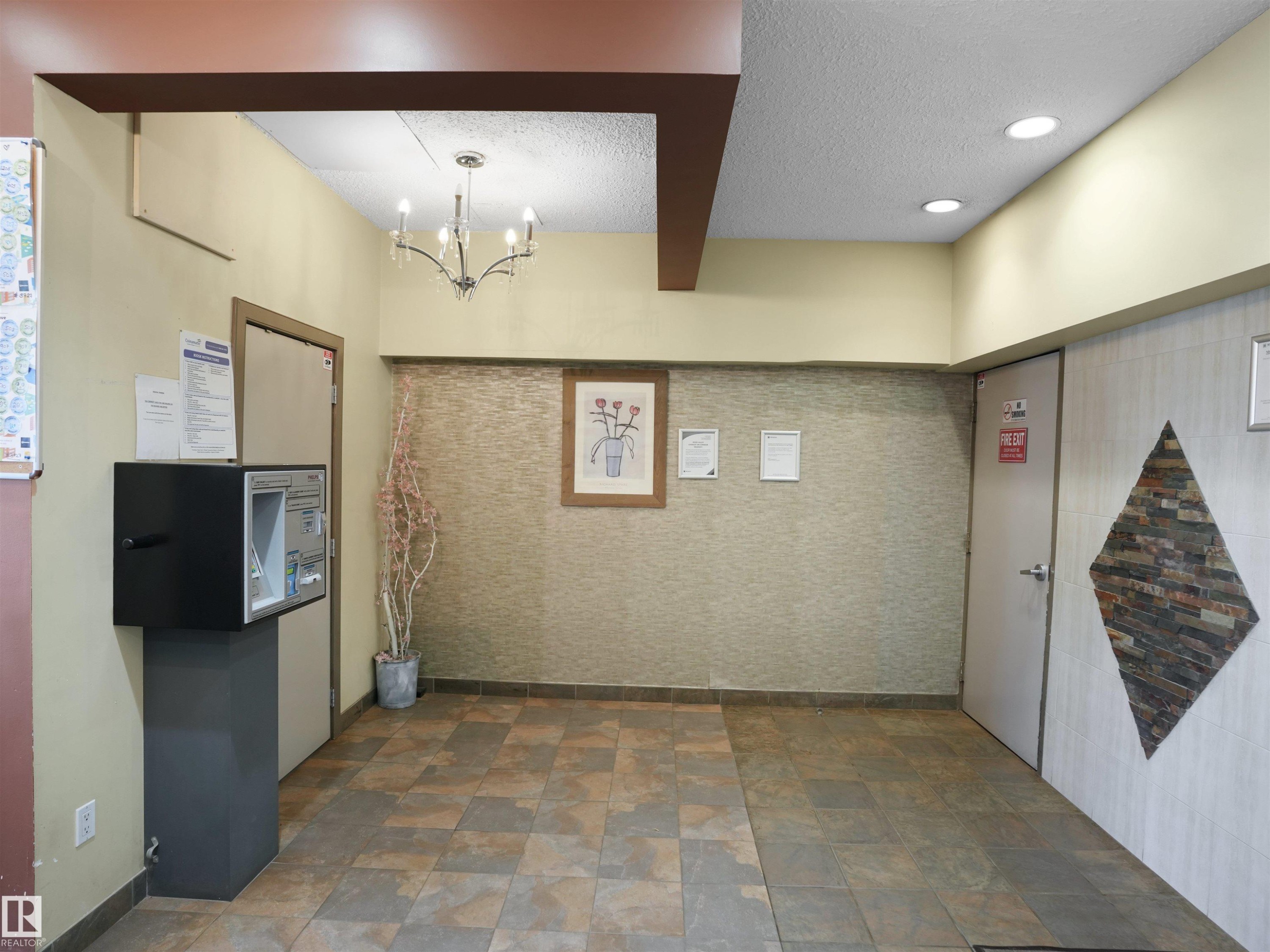 #307 9710 105 St Nw, Edmonton, AB - Indoor Photo Showing Other Room