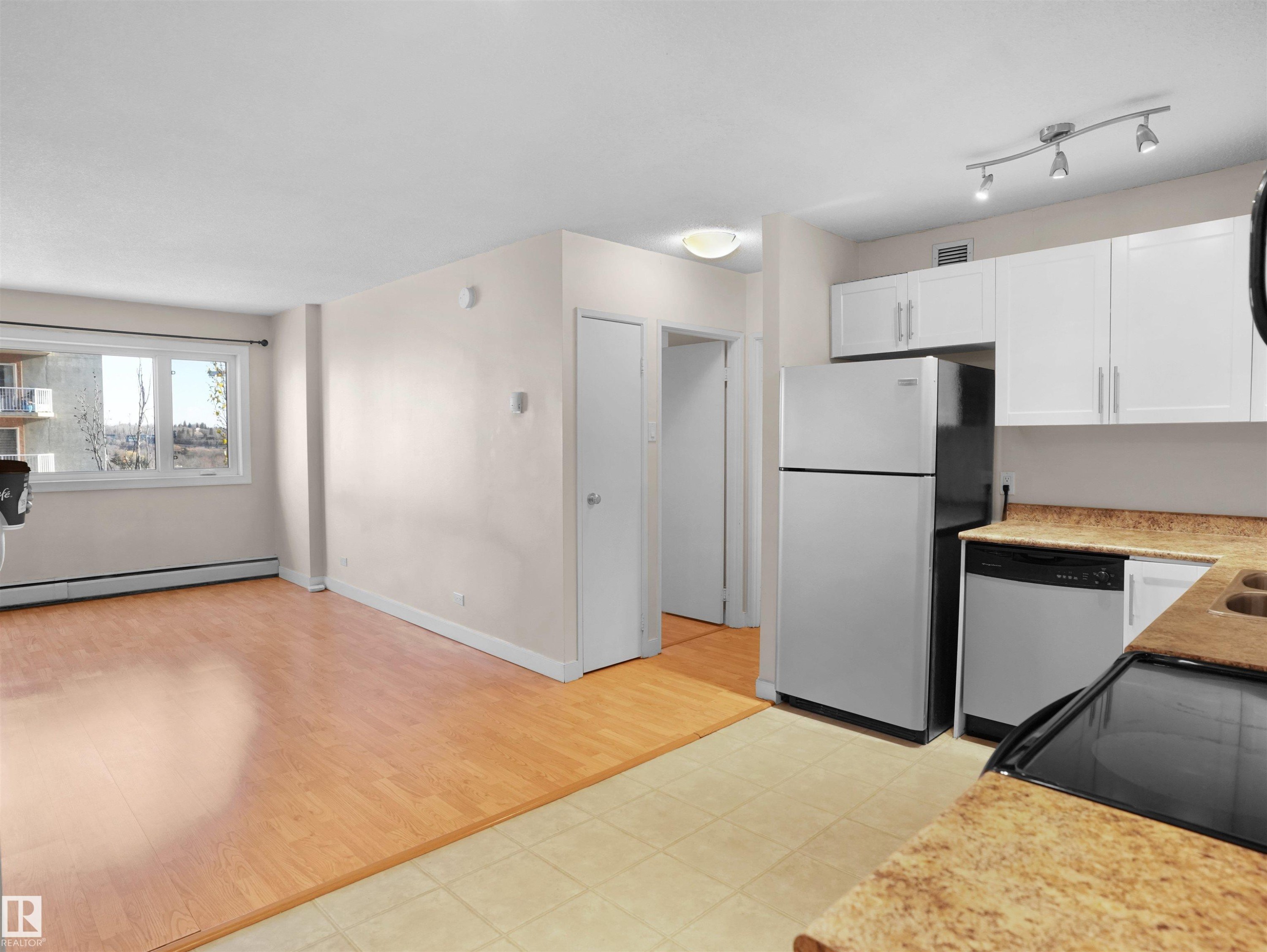 #307 9710 105 St Nw, Edmonton, AB - Indoor Photo Showing Kitchen