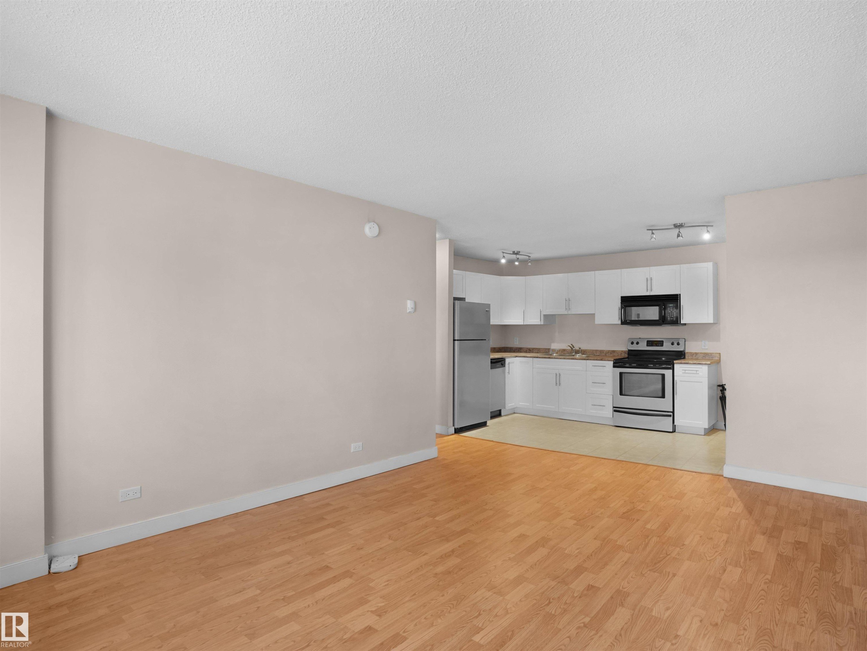 #307 9710 105 St Nw, Edmonton, AB - Indoor Photo Showing Kitchen