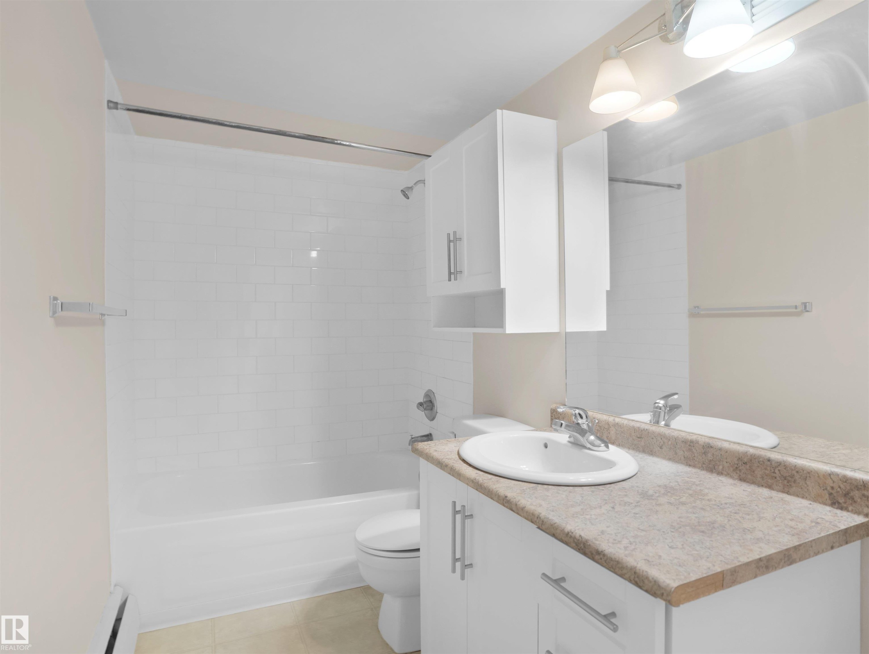 #307 9710 105 St Nw, Edmonton, AB - Indoor Photo Showing Bathroom