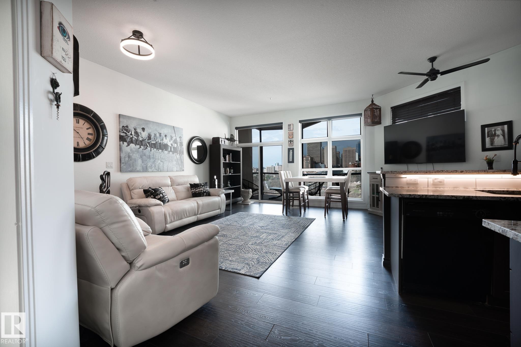 412 9503 101 Avenue, Edmonton, AB - Indoor Photo Showing Living Room