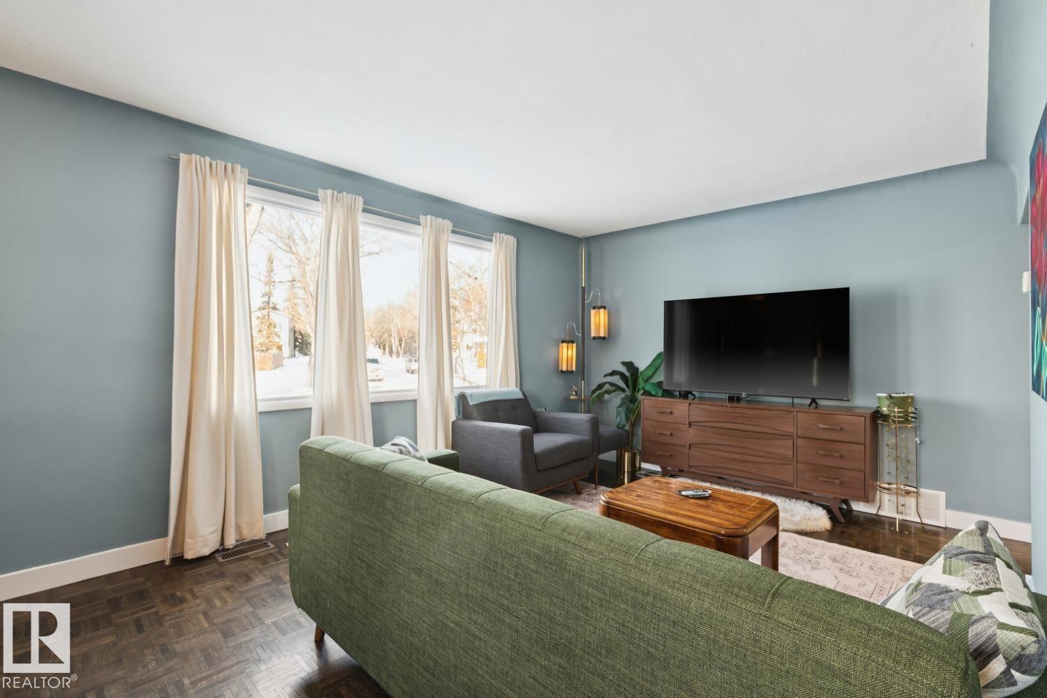 7601 91 Avenue, Edmonton, AB - Indoor Photo Showing Living Room