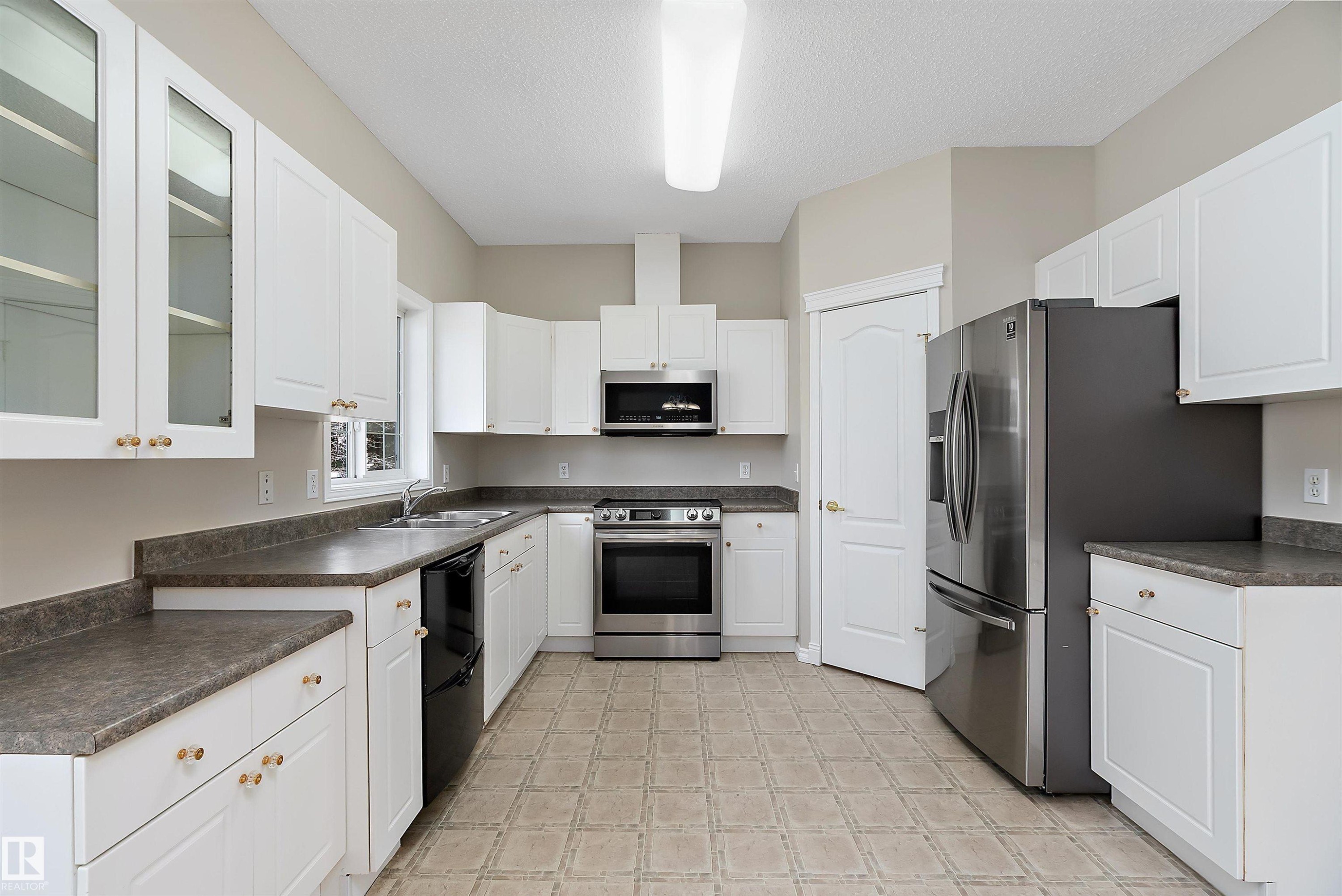 4 1780 Glastonbury Boulevard, Edmonton, AB - Indoor Photo Showing Kitchen With Double Sink