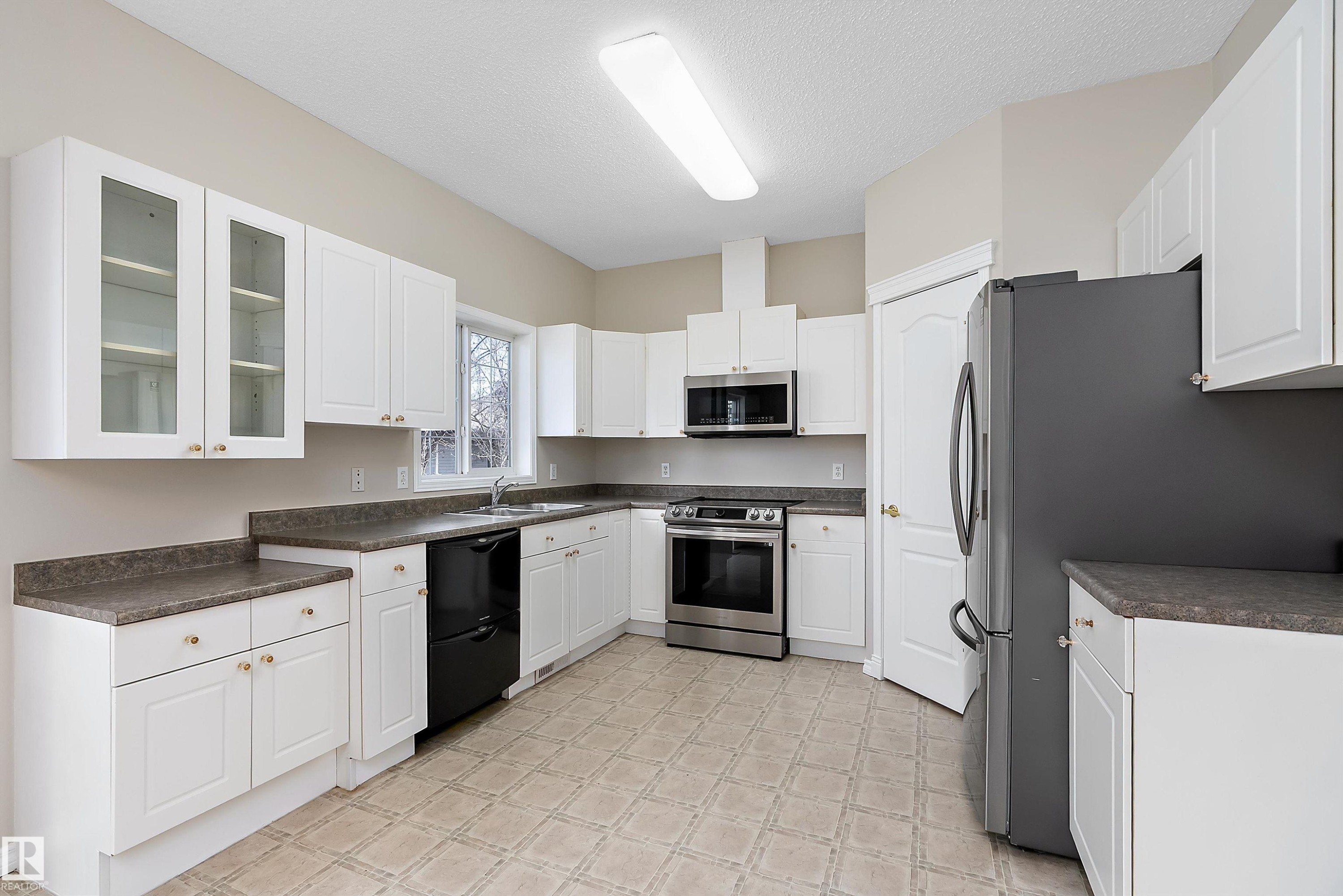 4 1780 Glastonbury Boulevard, Edmonton, AB - Indoor Photo Showing Kitchen