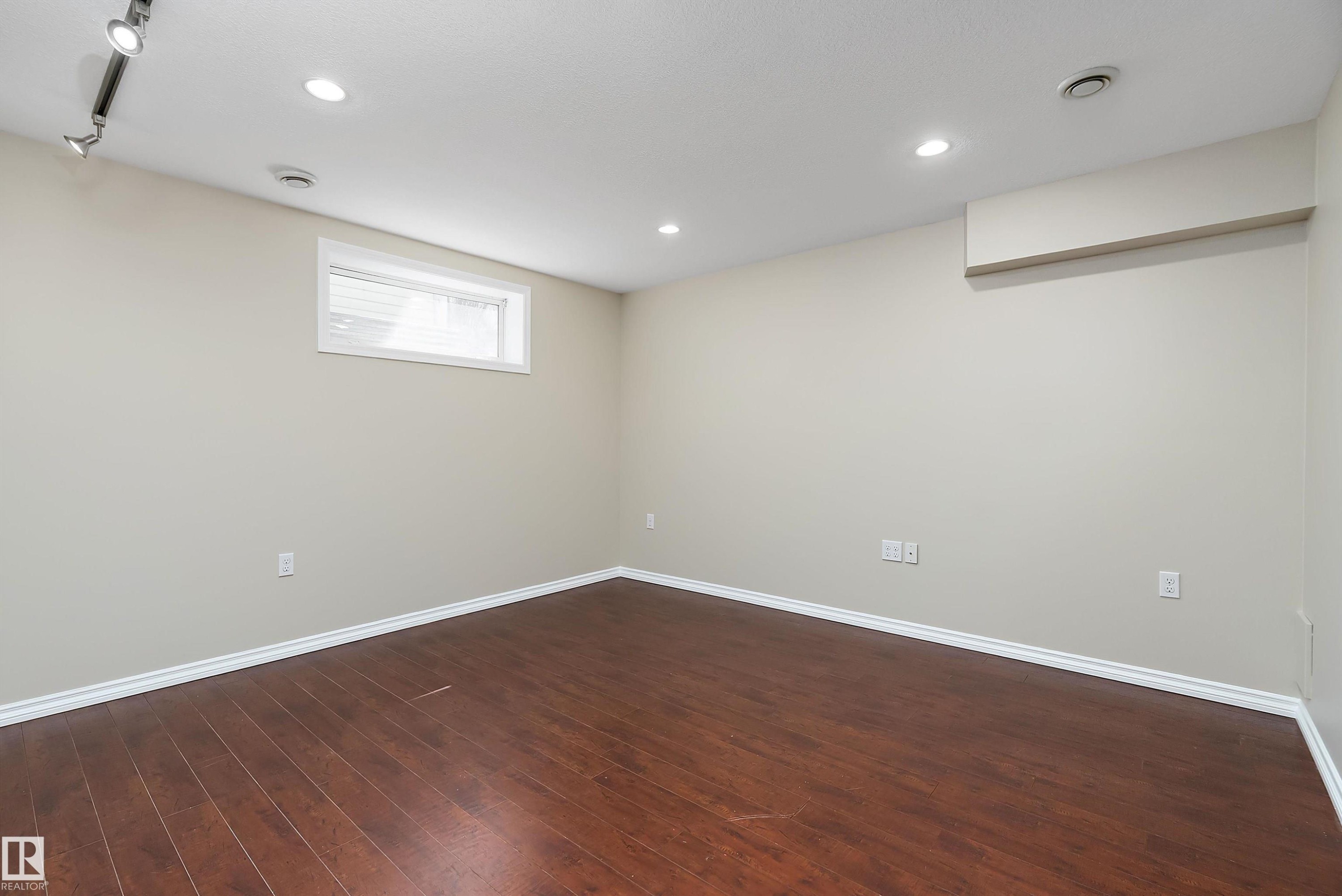 4 1780 Glastonbury Boulevard, Edmonton, AB - Indoor