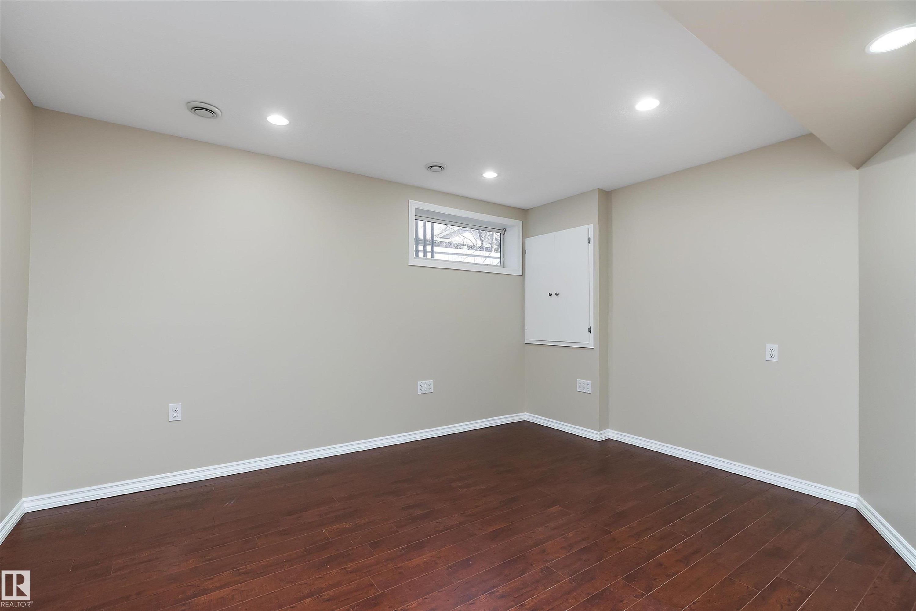 4 1780 Glastonbury Boulevard, Edmonton, AB - Indoor