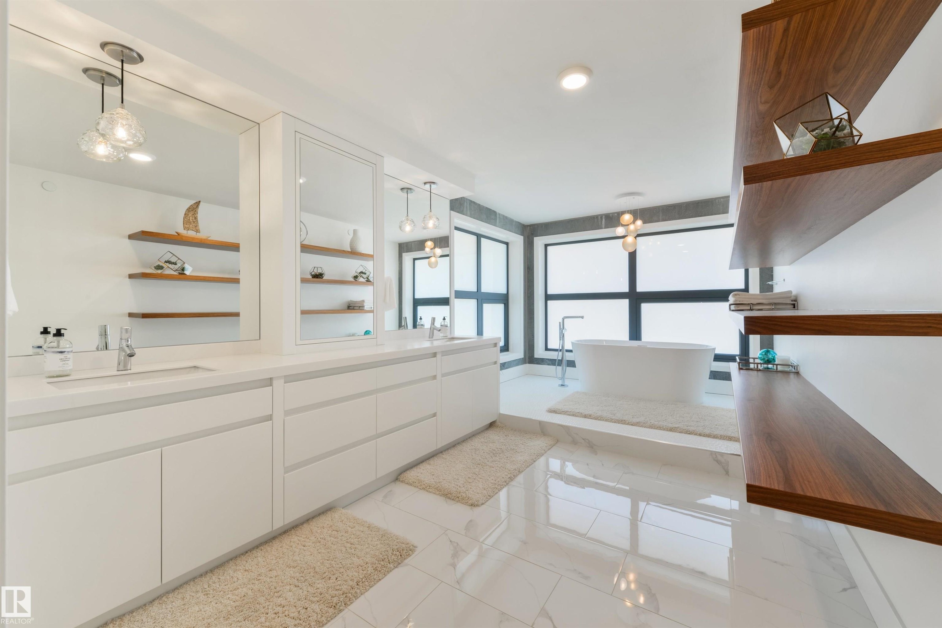 9213 97 Street Nw, Edmonton, AB - Indoor
