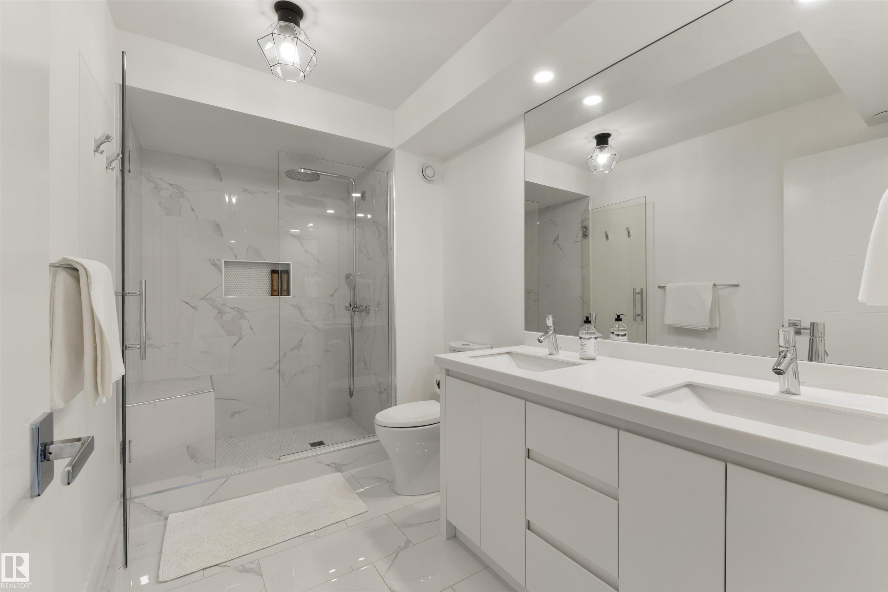 9213 97 Street Nw, Edmonton, AB - Indoor Photo Showing Bathroom