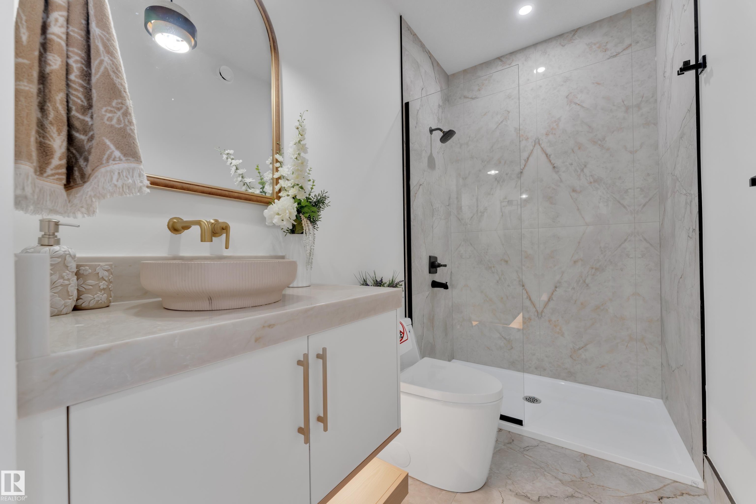 8922 Mayday Way, Edmonton, AB - Indoor Photo Showing Bathroom