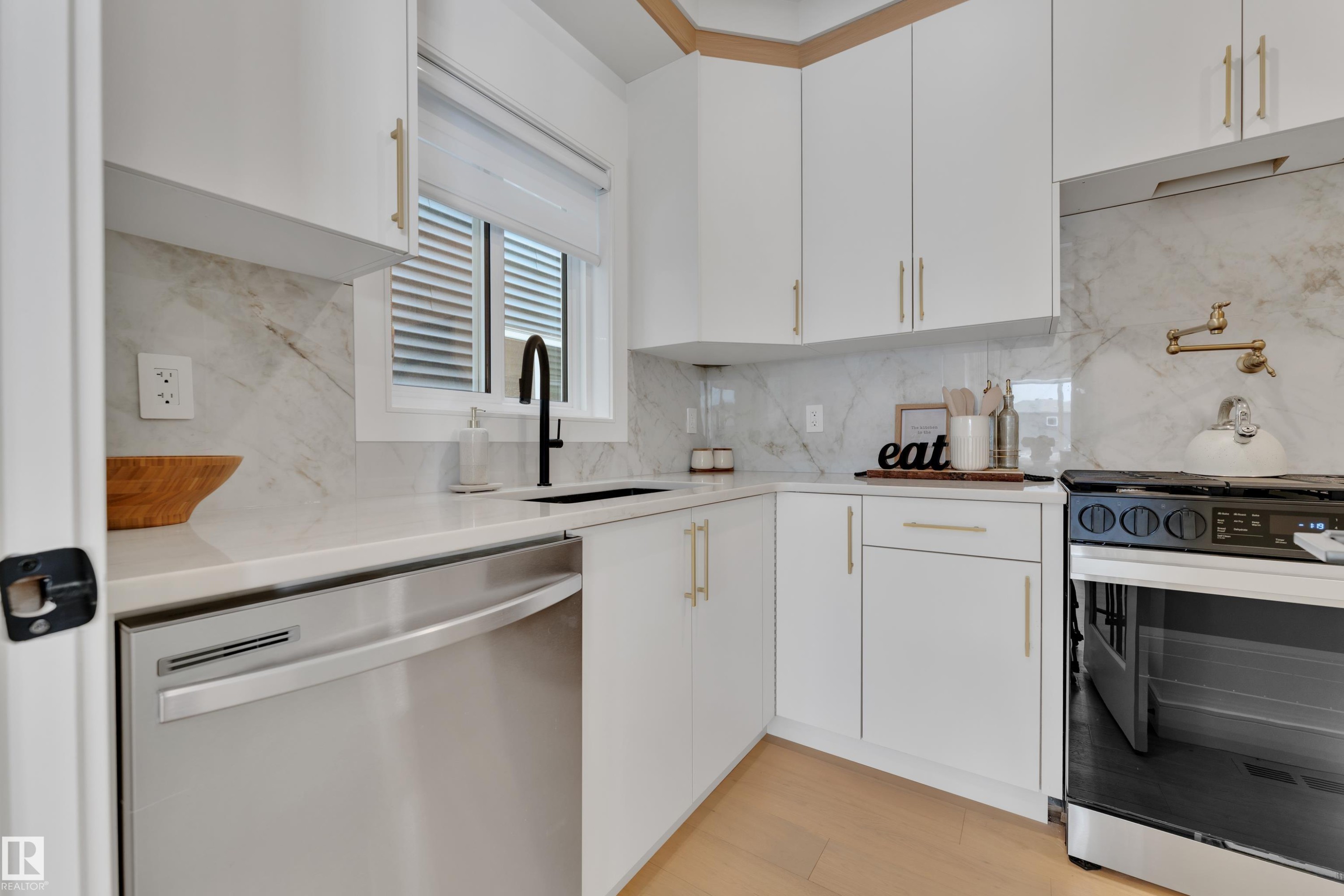 8922 Mayday Way, Edmonton, AB - Indoor Photo Showing Kitchen