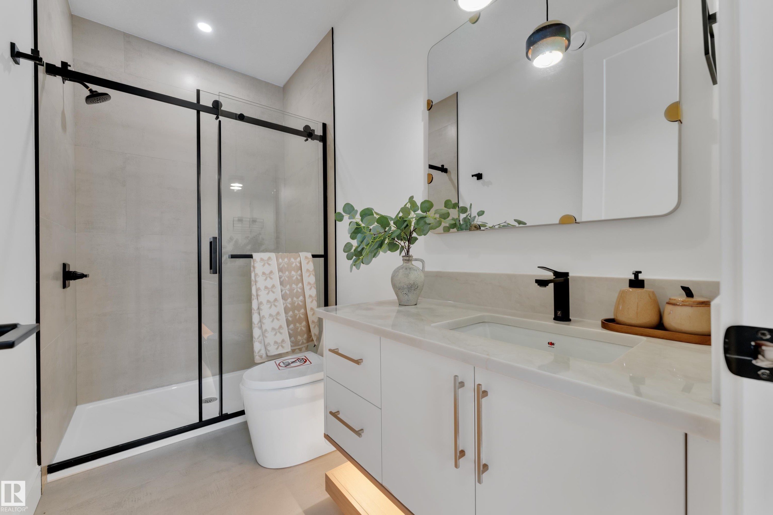 8922 Mayday Way, Edmonton, AB - Indoor Photo Showing Bathroom