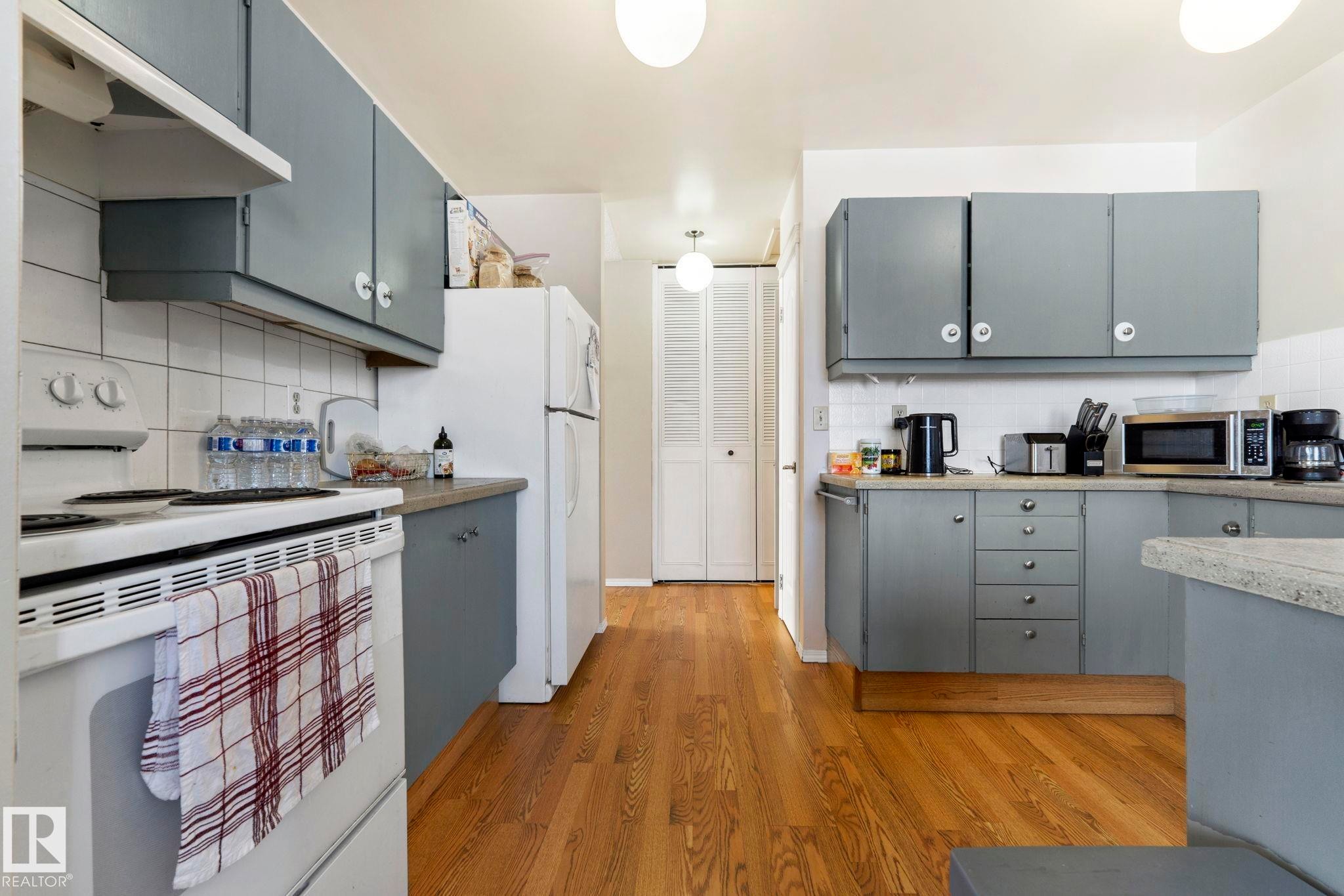 12210 92 Street, Edmonton, AB - Indoor Photo Showing Kitchen
