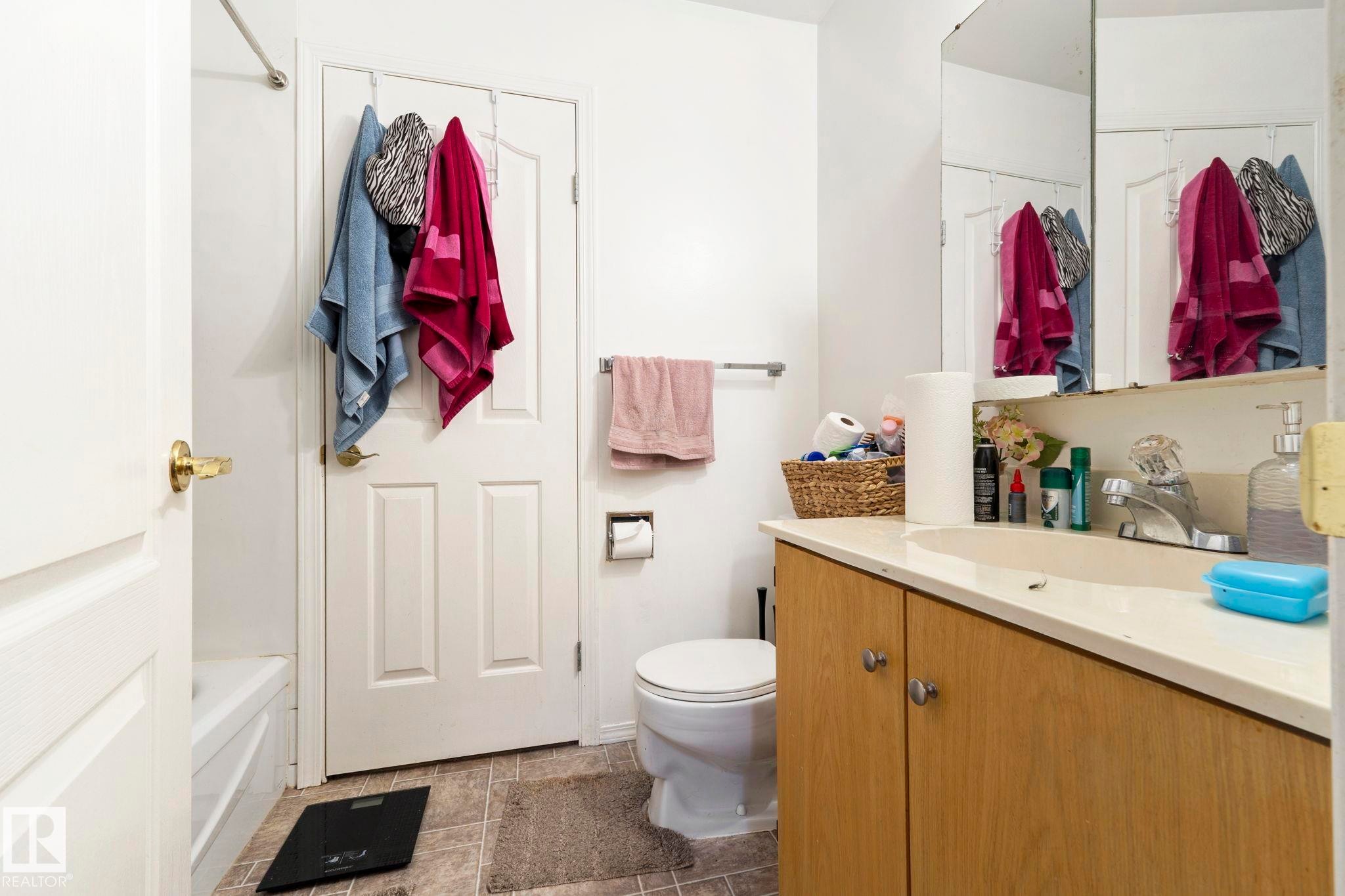 12210 92 Street, Edmonton, AB - Indoor Photo Showing Bathroom