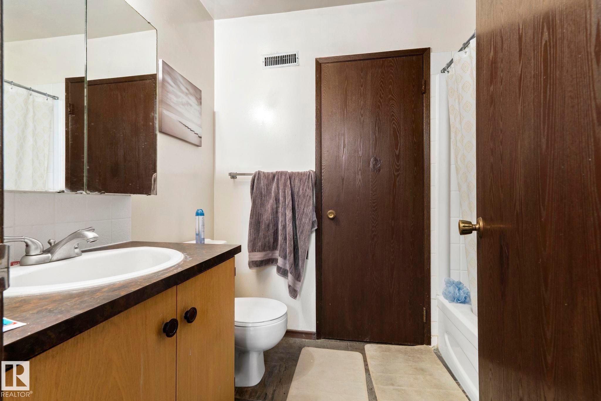 12210 92 Street, Edmonton, AB - Indoor Photo Showing Bathroom