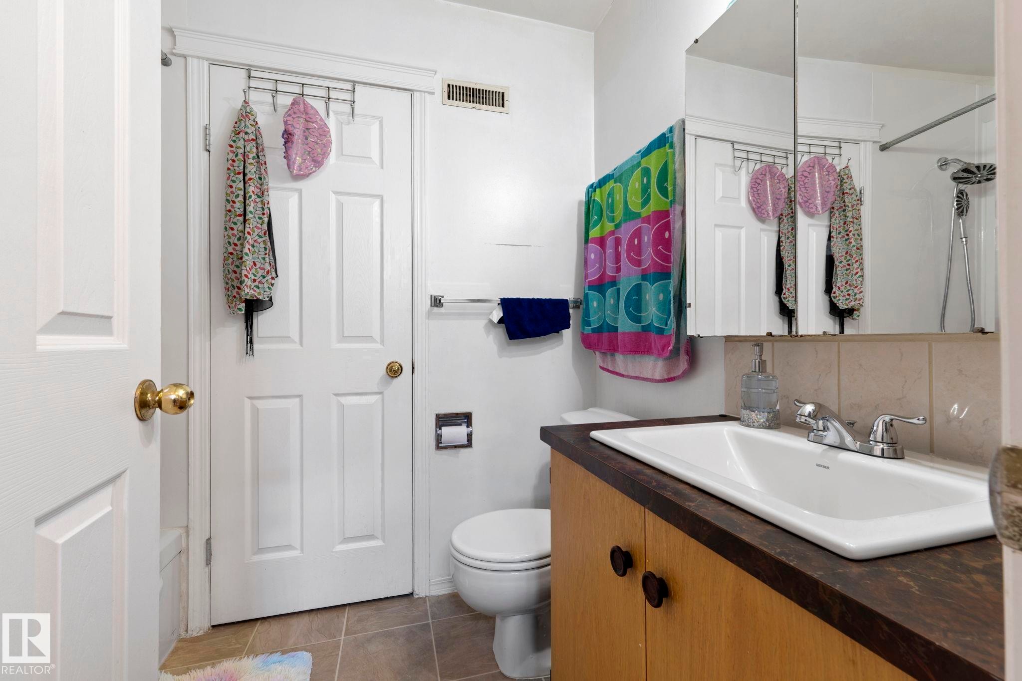 12210 92 Street, Edmonton, AB - Indoor Photo Showing Bathroom