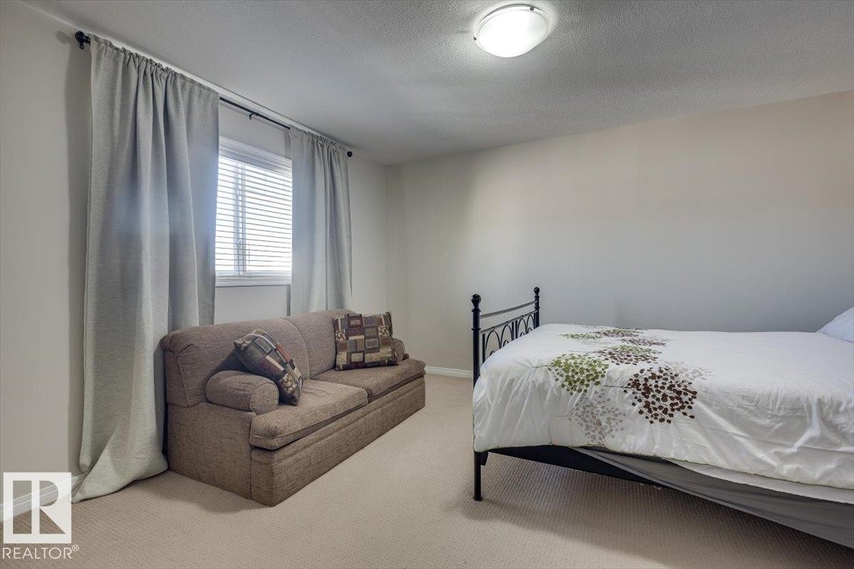 #111 50 Lucky Pl, Sylvan Lake, AB - Indoor Photo Showing Bedroom