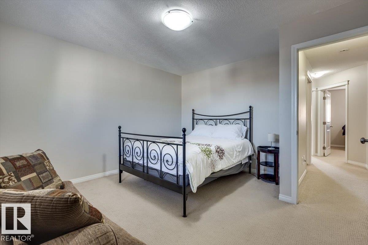 #111 50 Lucky Pl, Sylvan Lake, AB - Indoor Photo Showing Bedroom