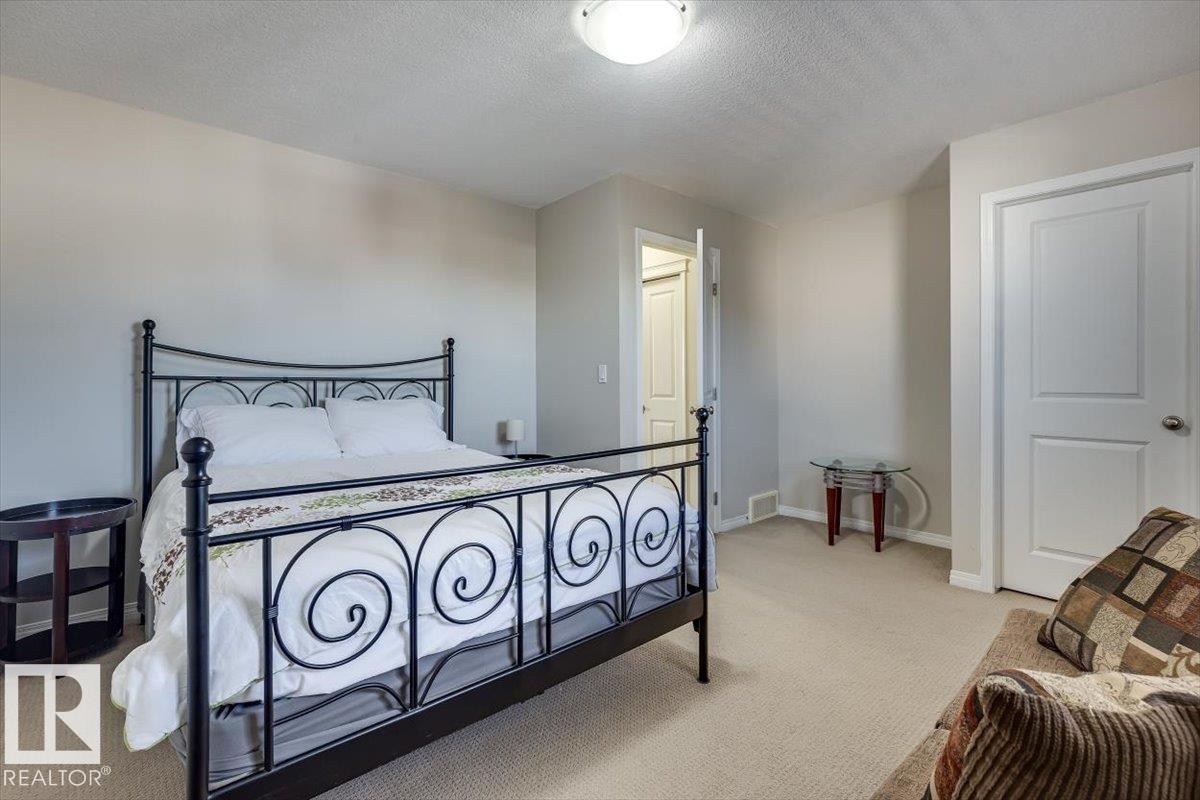 #111 50 Lucky Pl, Sylvan Lake, AB - Indoor Photo Showing Bedroom