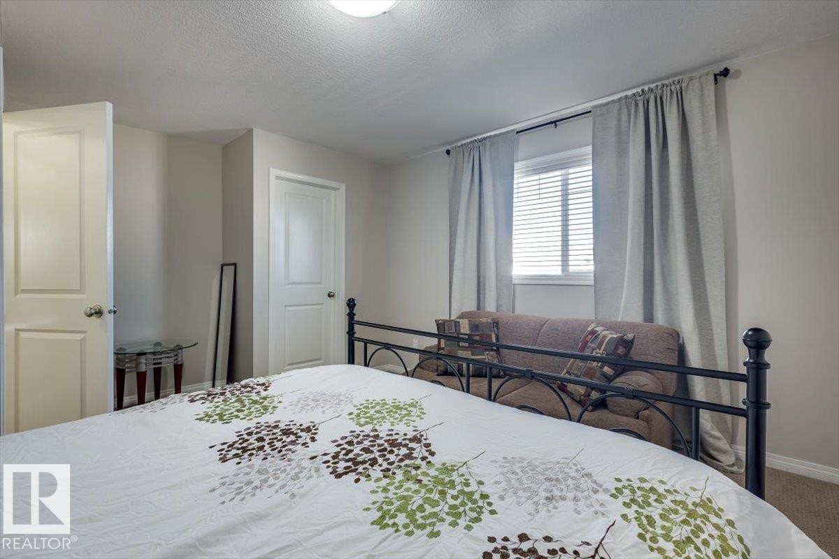 #111 50 Lucky Pl, Sylvan Lake, AB - Indoor Photo Showing Bedroom