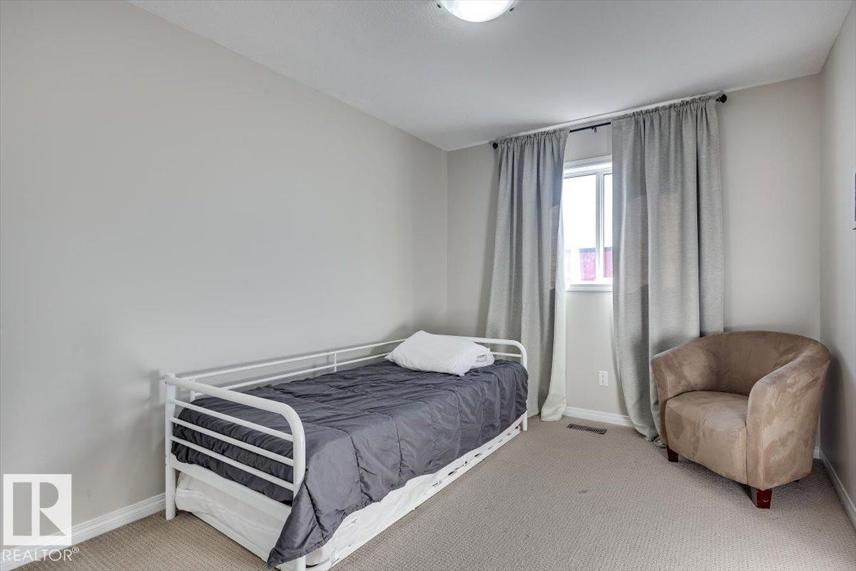 #111 50 Lucky Pl, Sylvan Lake, AB - Indoor Photo Showing Bedroom