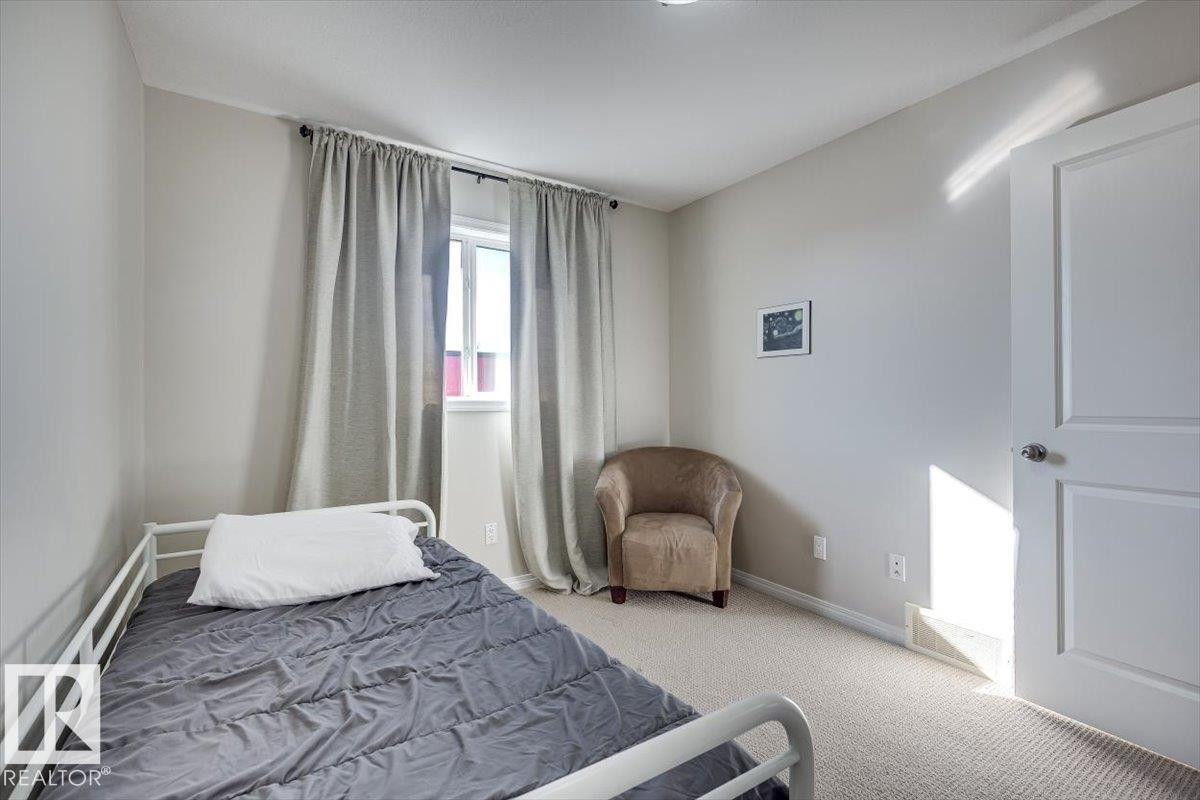 #111 50 Lucky Pl, Sylvan Lake, AB - Indoor Photo Showing Bedroom