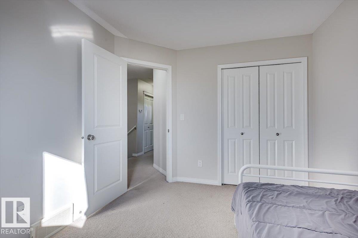 #111 50 Lucky Pl, Sylvan Lake, AB - Indoor Photo Showing Bedroom