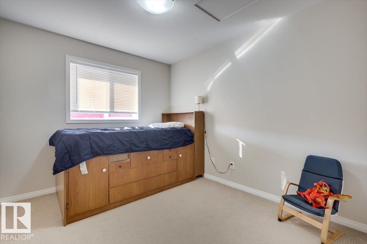 #111 50 Lucky Pl, Sylvan Lake, AB - Indoor Photo Showing Bedroom
