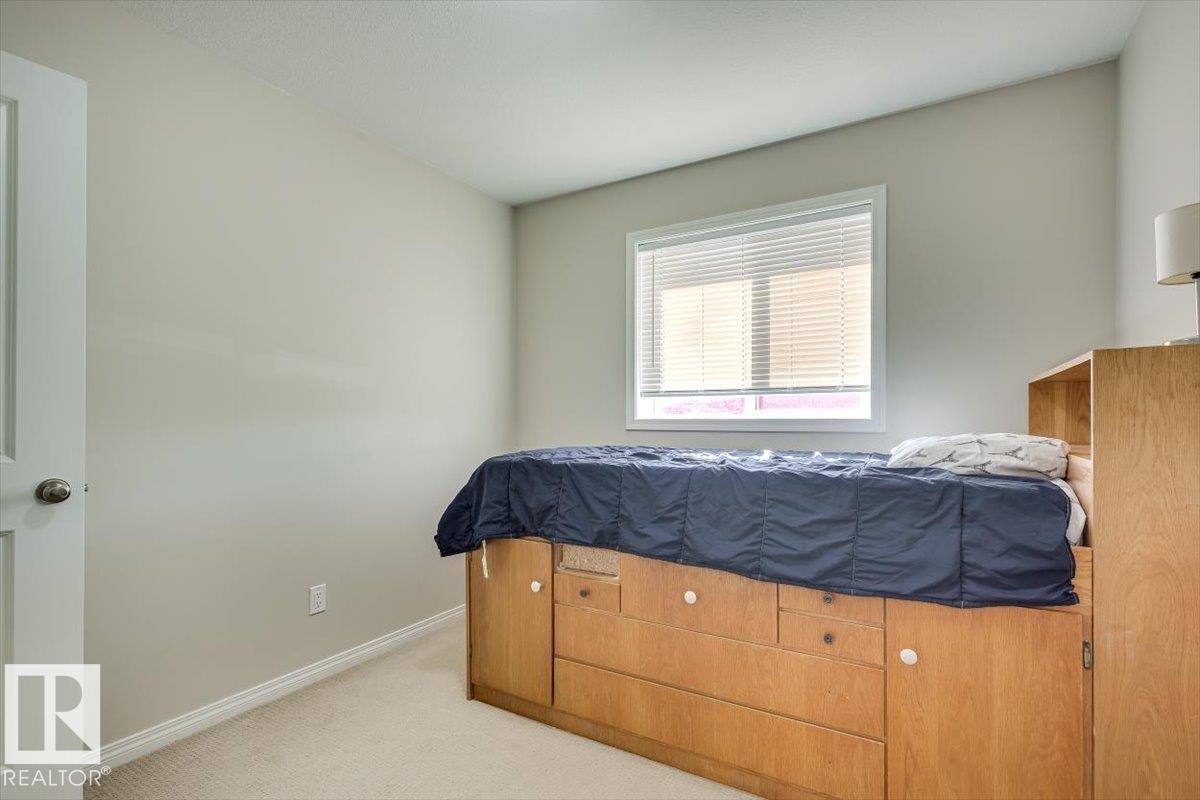 #111 50 Lucky Pl, Sylvan Lake, AB - Indoor Photo Showing Bedroom